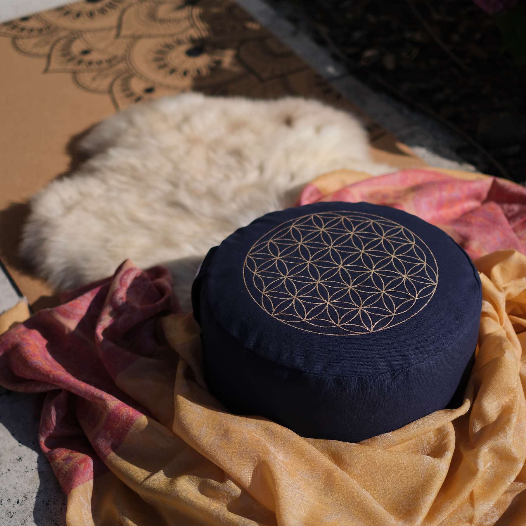 Tutto ciò che serve per meditare. Cuscino da meditazione, tappetino da meditazione, coperte da yoga e molto altro.