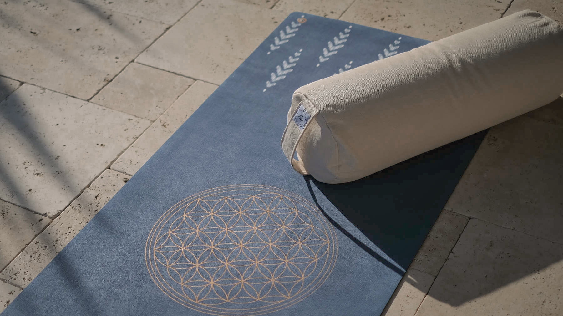 I bolster sono riempiti a mano con la migliore pula di farro svizzera. Perfetto per gli esercizi di pranayama.