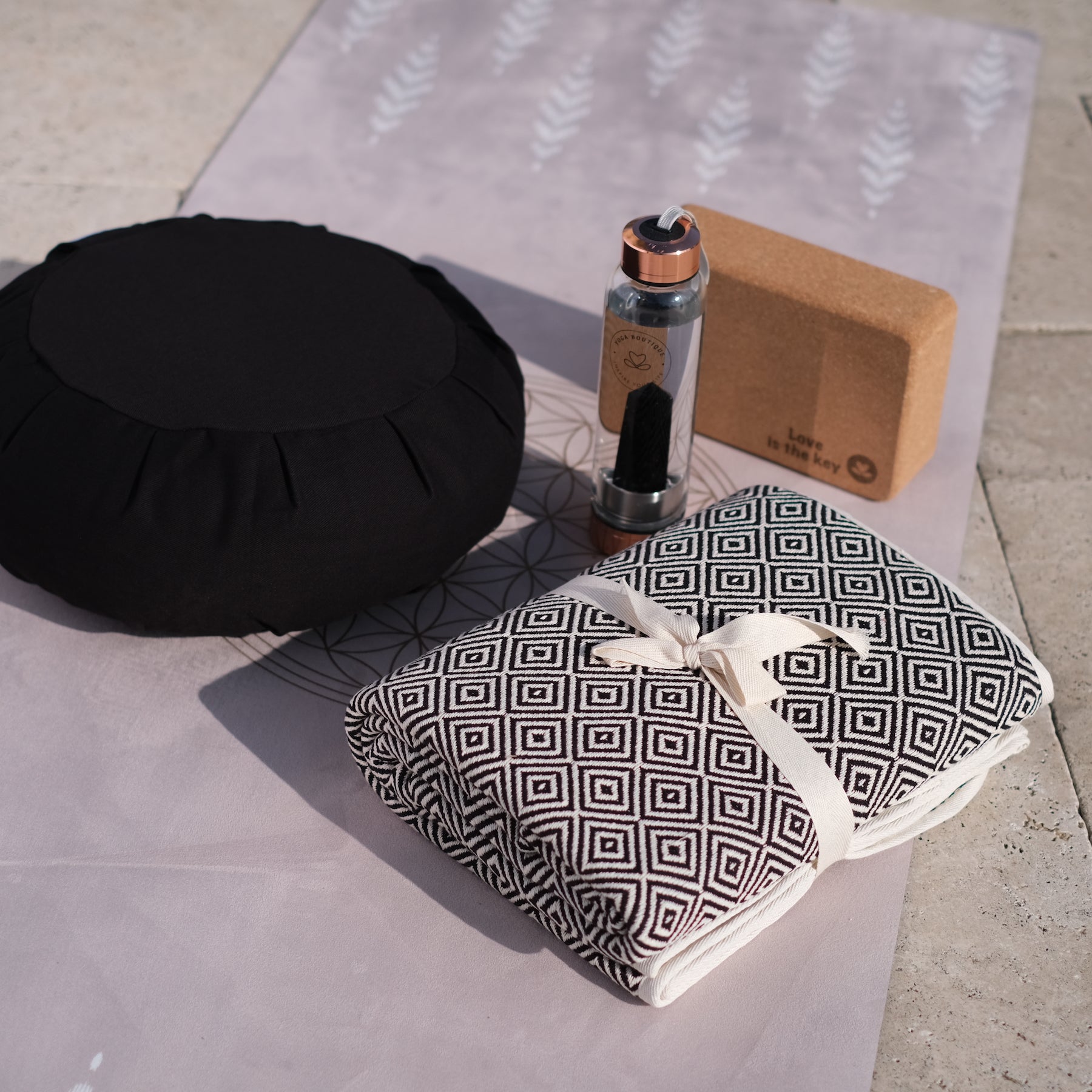 Ausili per lo yoga, blocchi per lo yoga in sughero, coperte, cinghie e supporti