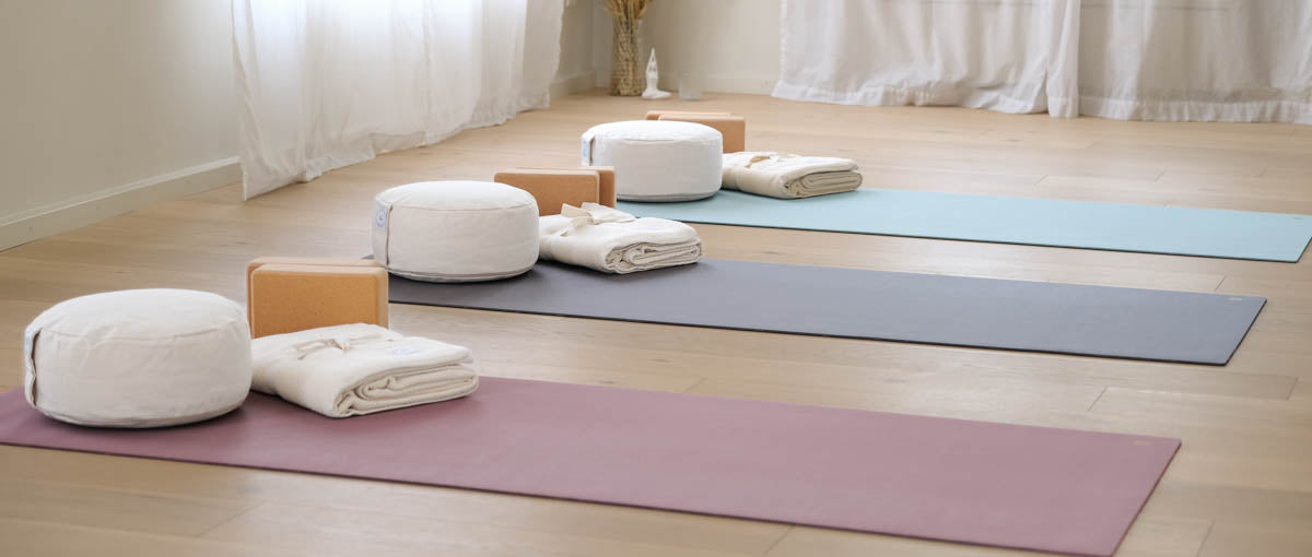 Tappetino da yoga super antiscivolo EcoGrip in gomma naturale certificata FSC, ideale per gli studi di yoga.