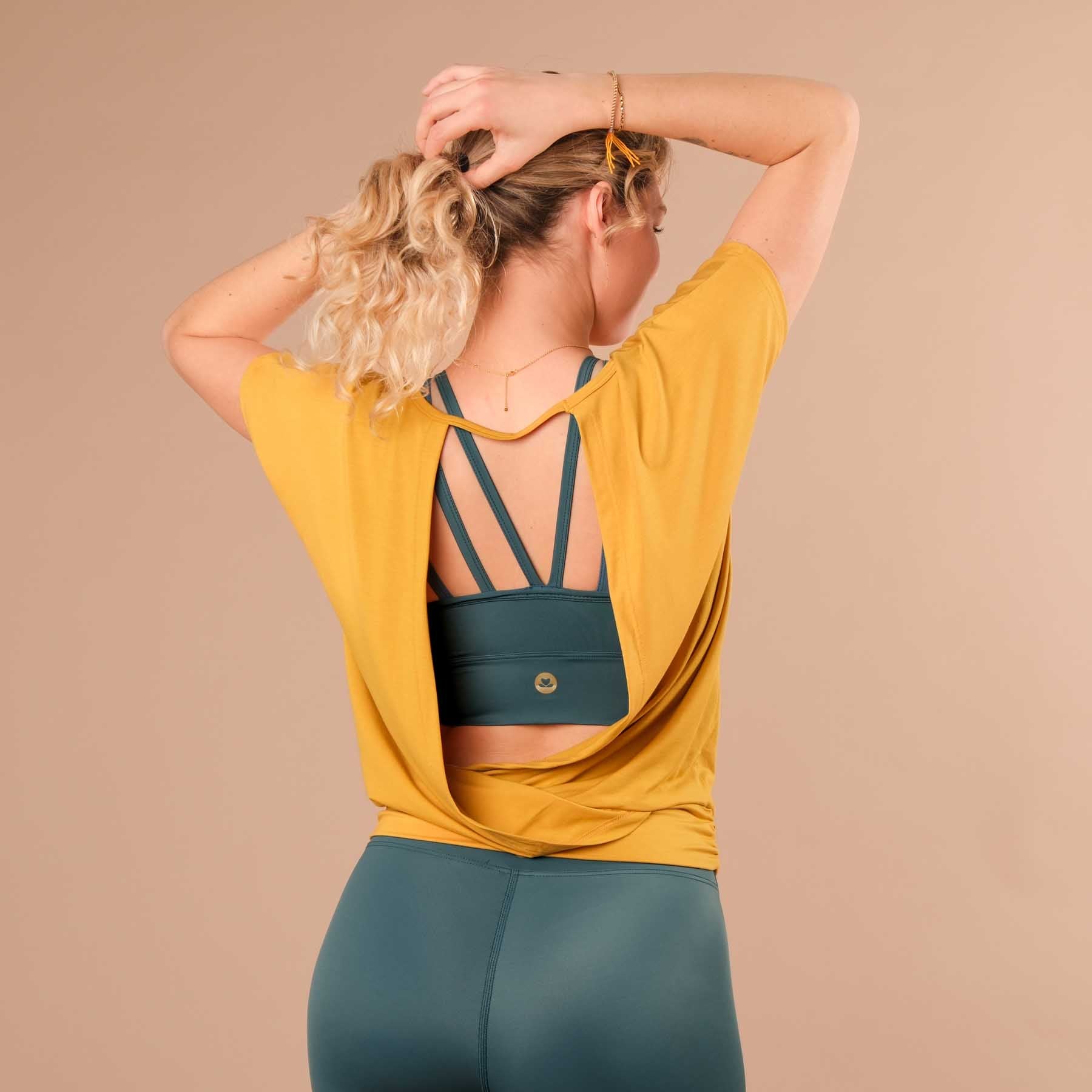 Camicia yoga senza schienale aperta al curry