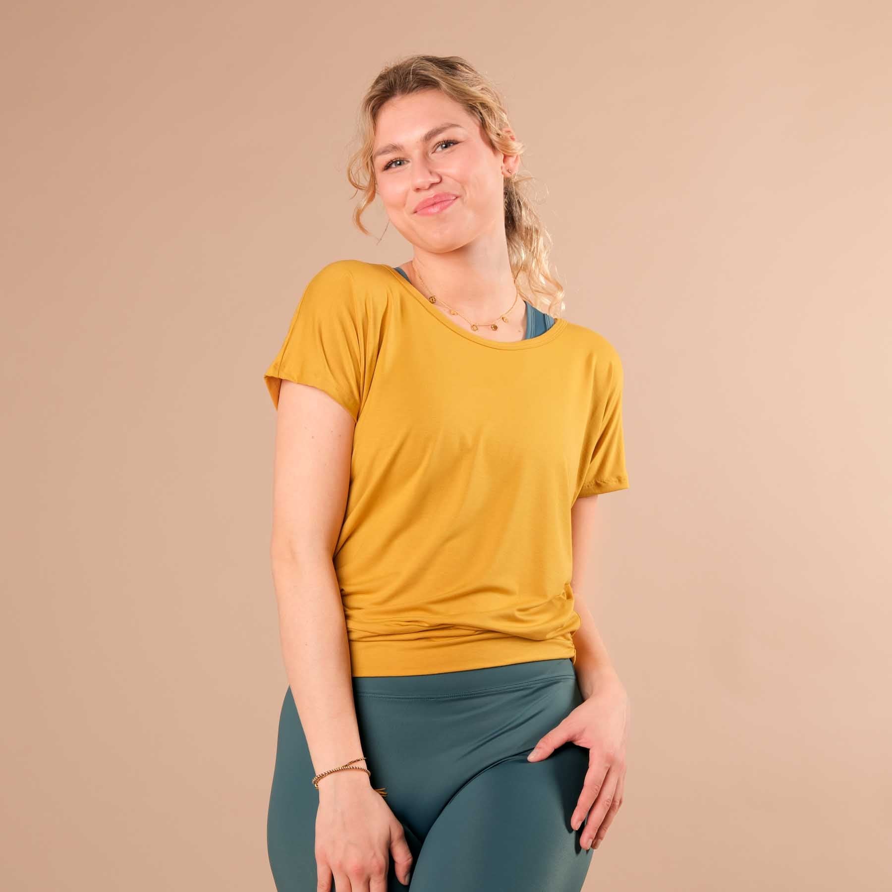 Camicia yoga senza schienale aperta al curry
