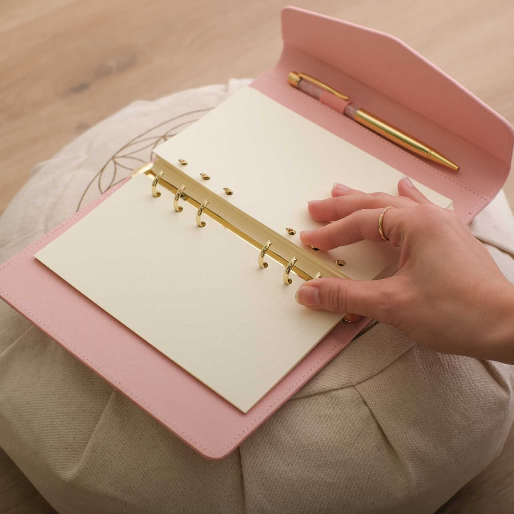 Quaderno ad anelli per lo yoga con chiusura magnetica e gemma, in brossura, con disegno mandala