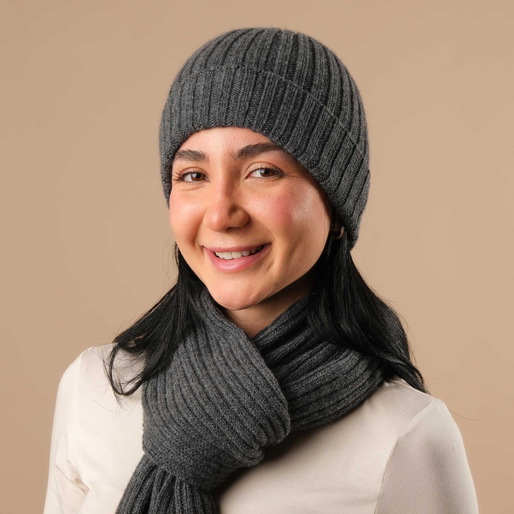 Cappello (beanie) in cashmere a coste antracite