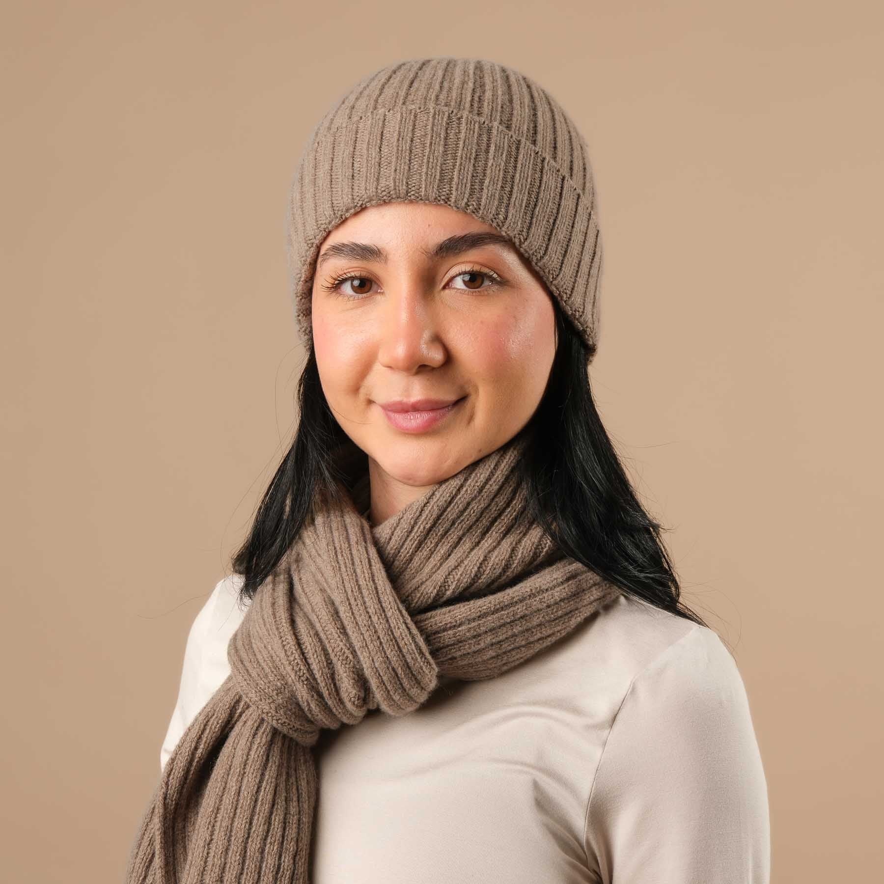 Cappello (berretto) in cashmere a coste marrone