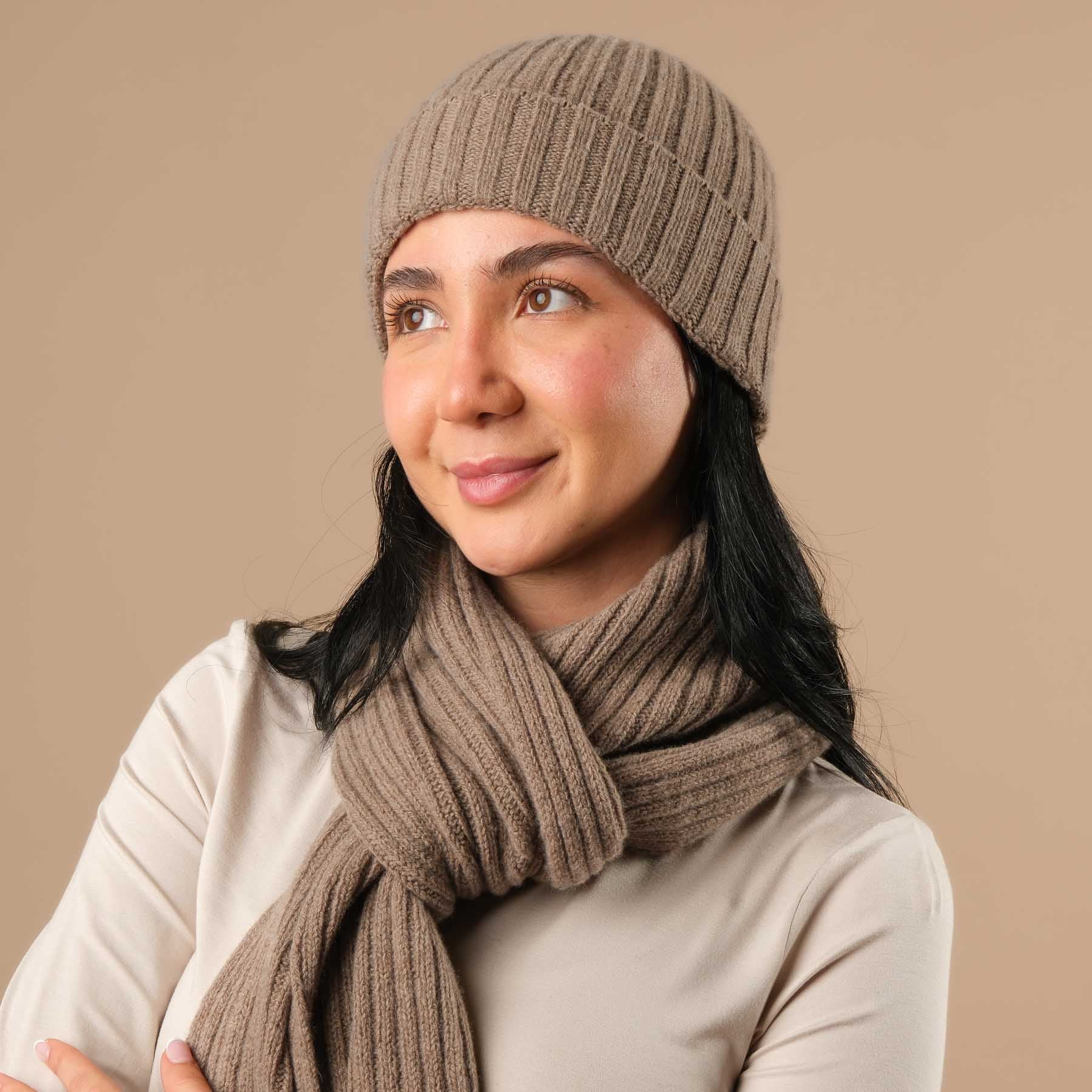 Cappello (berretto) in cashmere a coste marrone