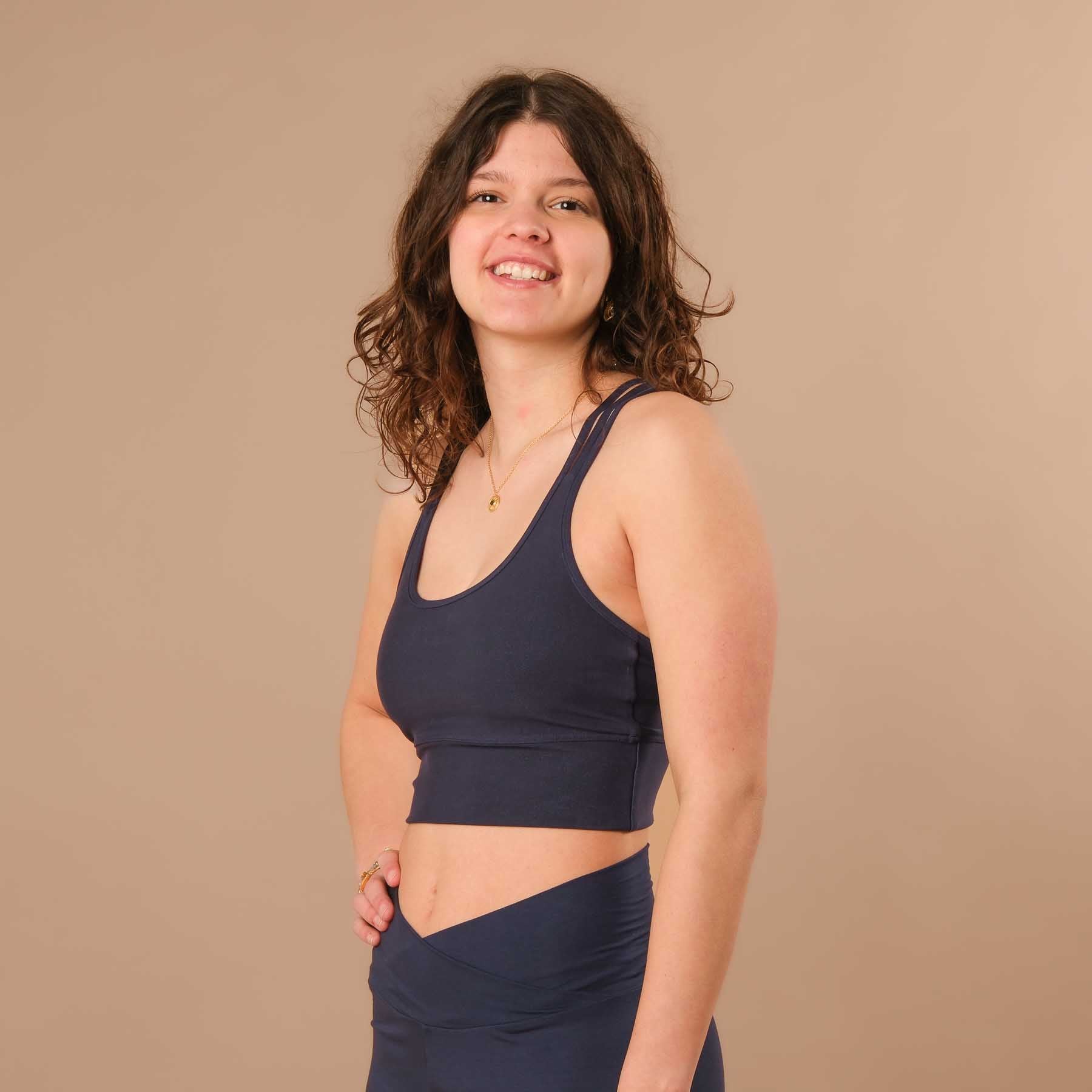 Yoga Crop Top CrissCross Bra blu navy, incredibilmente comodo da indossare e morbidissimo sulla pelle