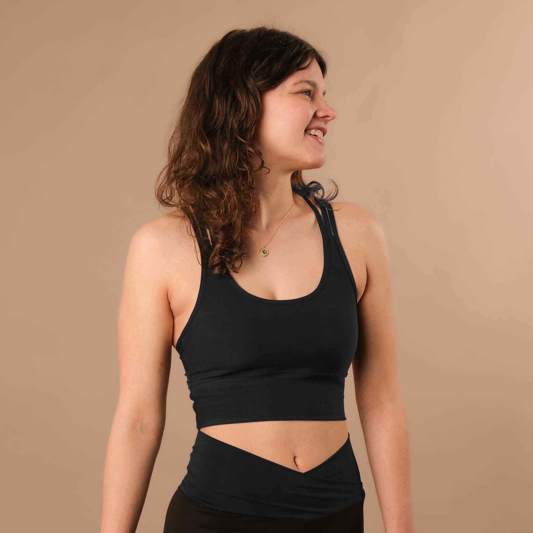 Yoga Crop Top CrissCross Bra nero, incredibilmente comodo da indossare e morbidissimo sulla pelle