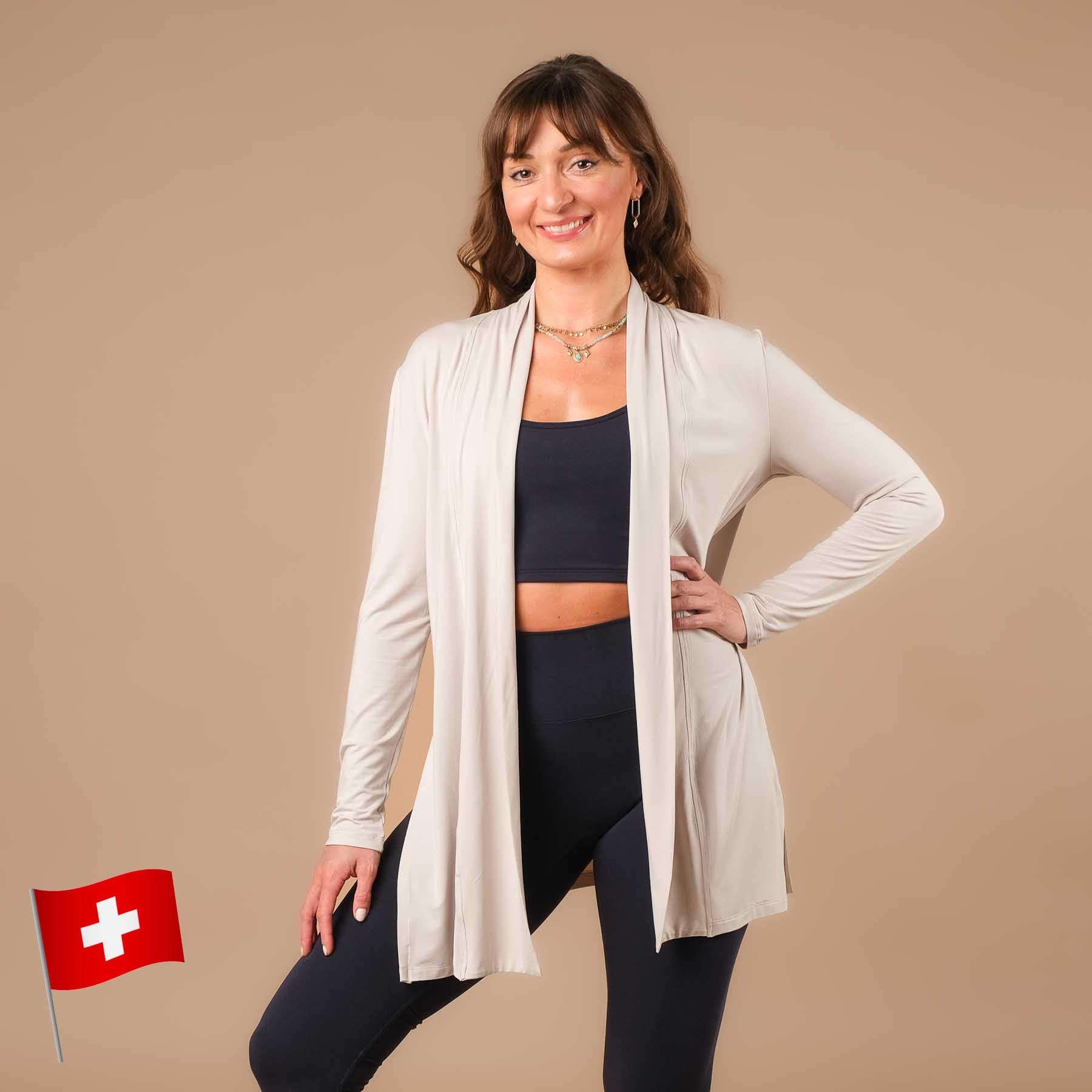 Comodo cardigan da yoga realizzato in Svizzera sabbia