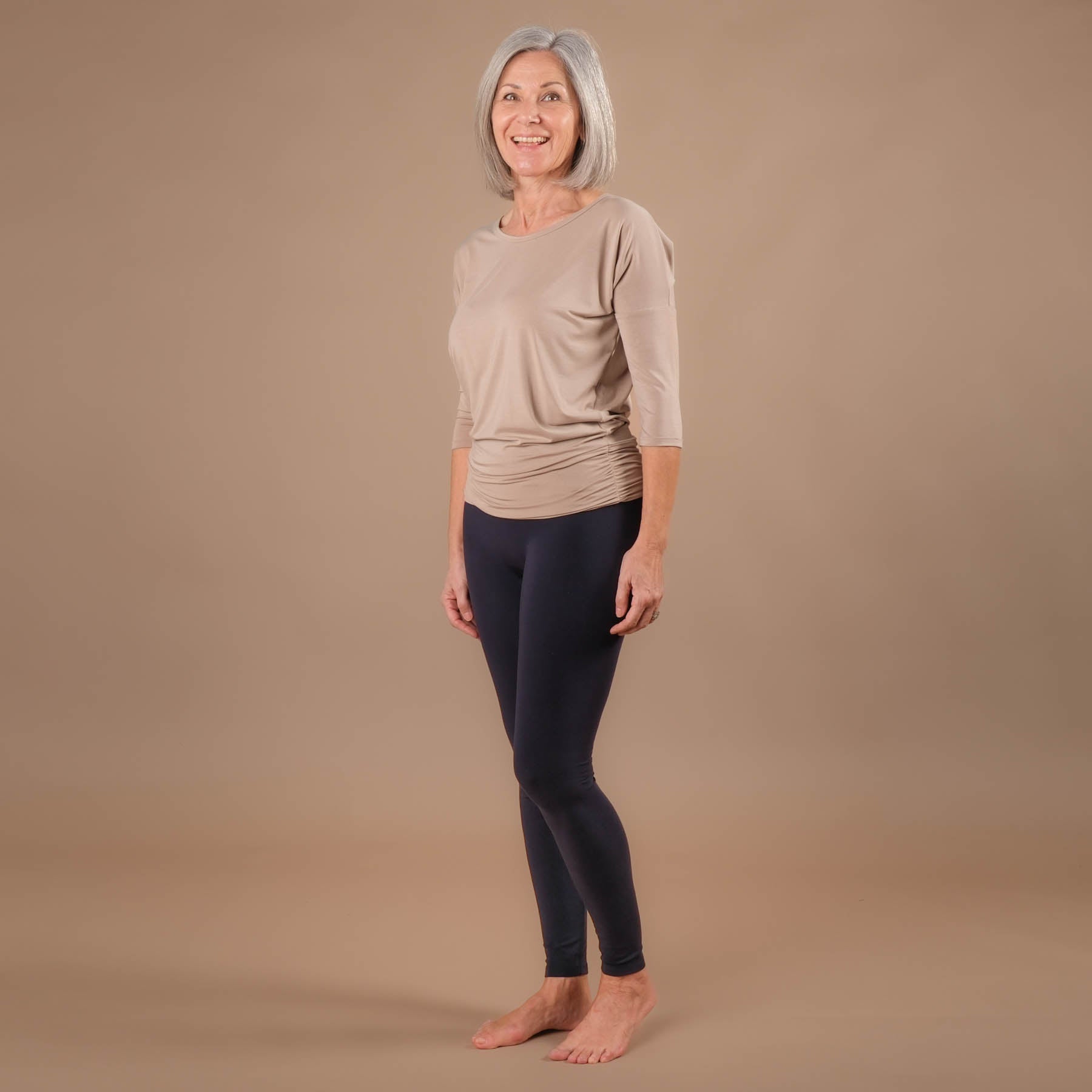 Camicia da yoga Comoda manica 3/4, made in Switzerland, tessuto morbidissimo, color tortora