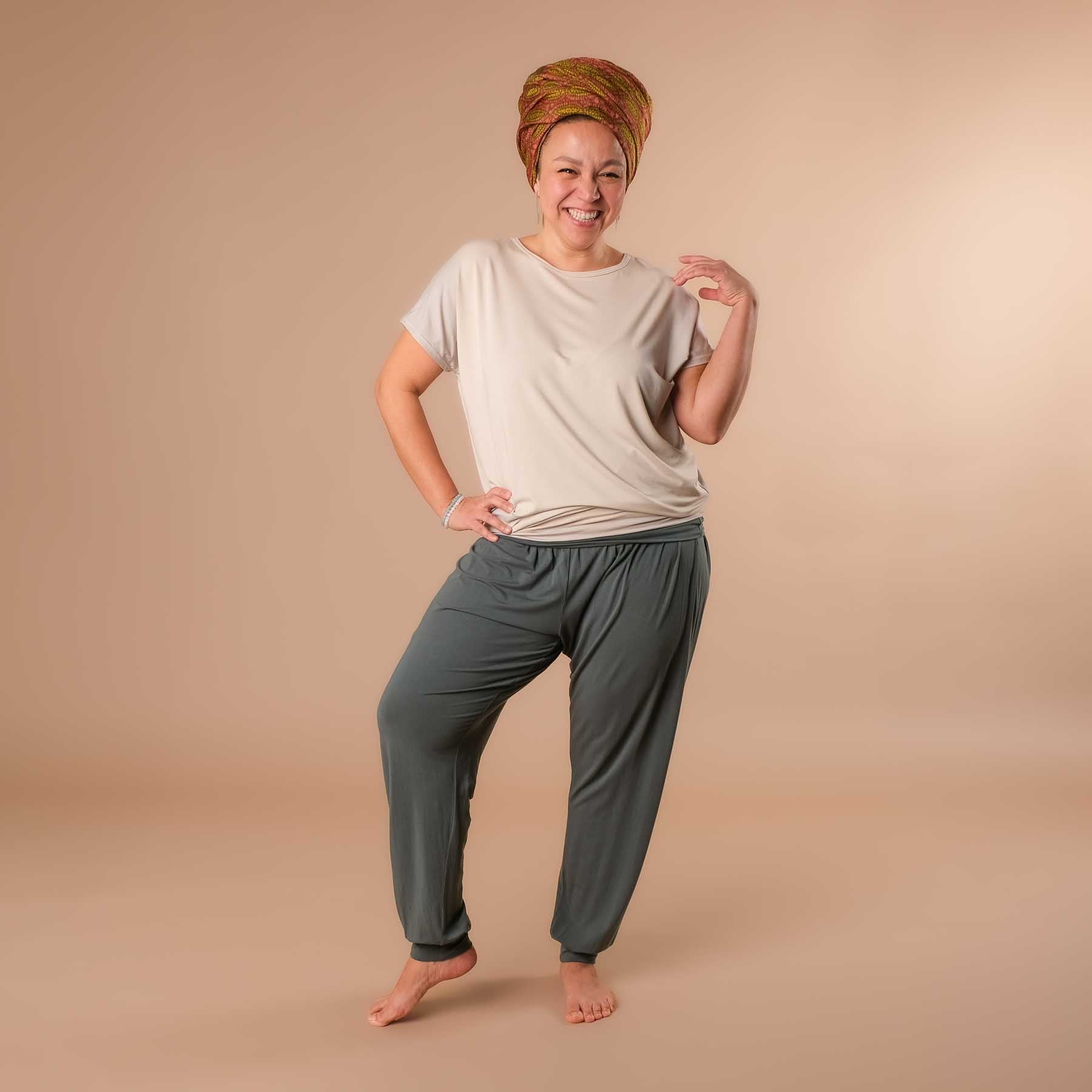 Camicia da yoga Comoda manica corta realizzata in modo sostenibile in Svizzera sabbia