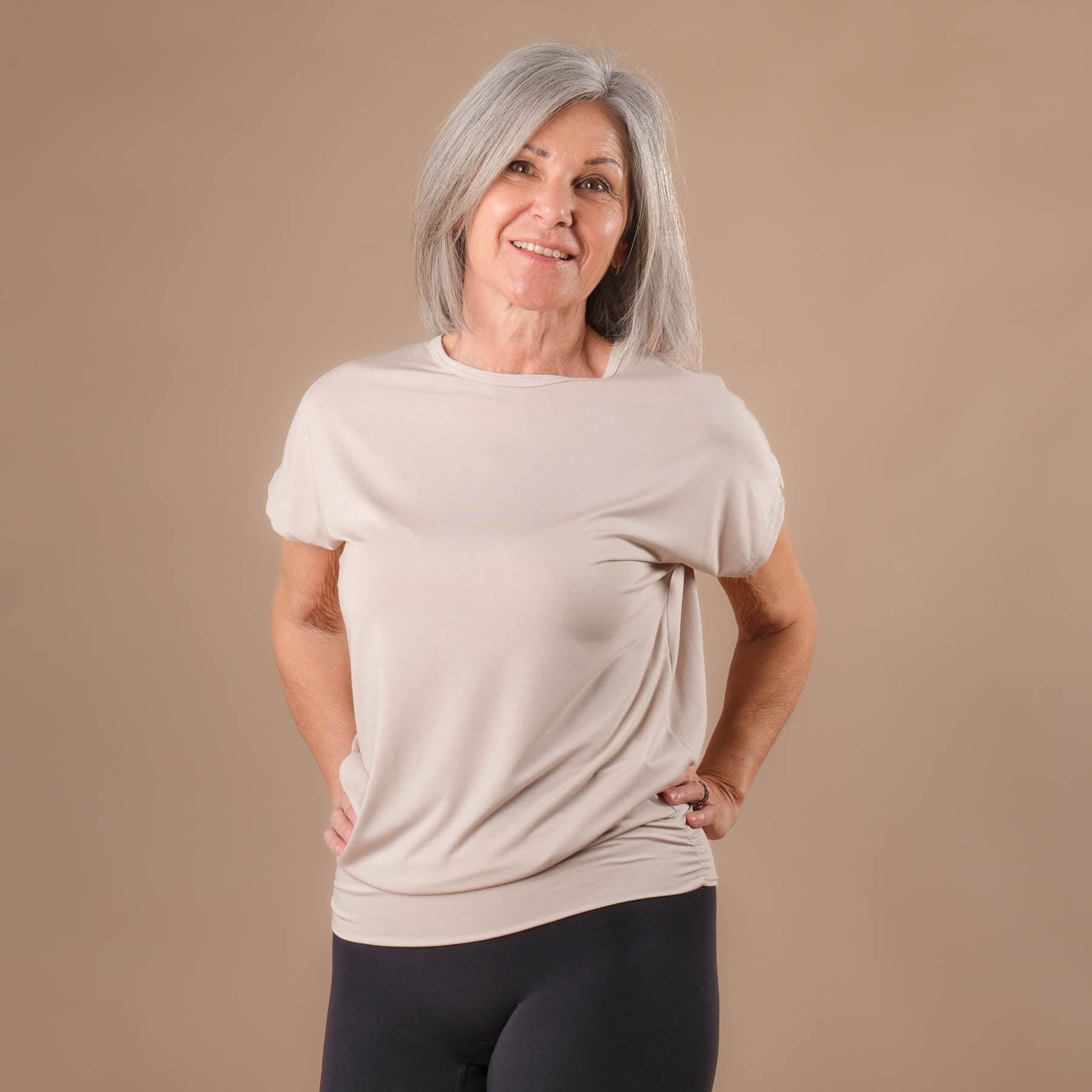 Camicia da yoga Comoda manica corta realizzata in modo sostenibile in Svizzera sabbia