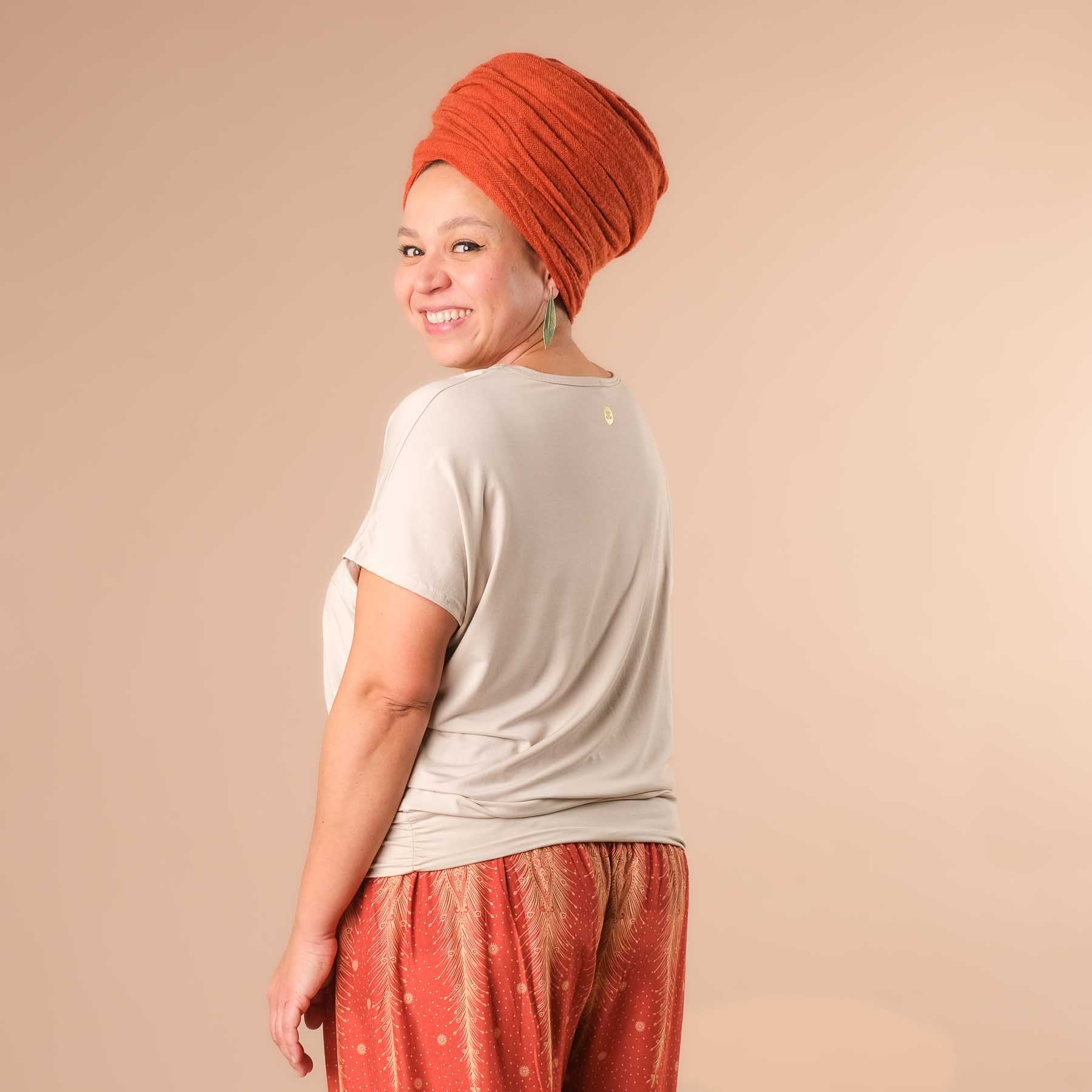 Camicia da yoga Comoda manica corta realizzata in modo sostenibile in Svizzera sabbia