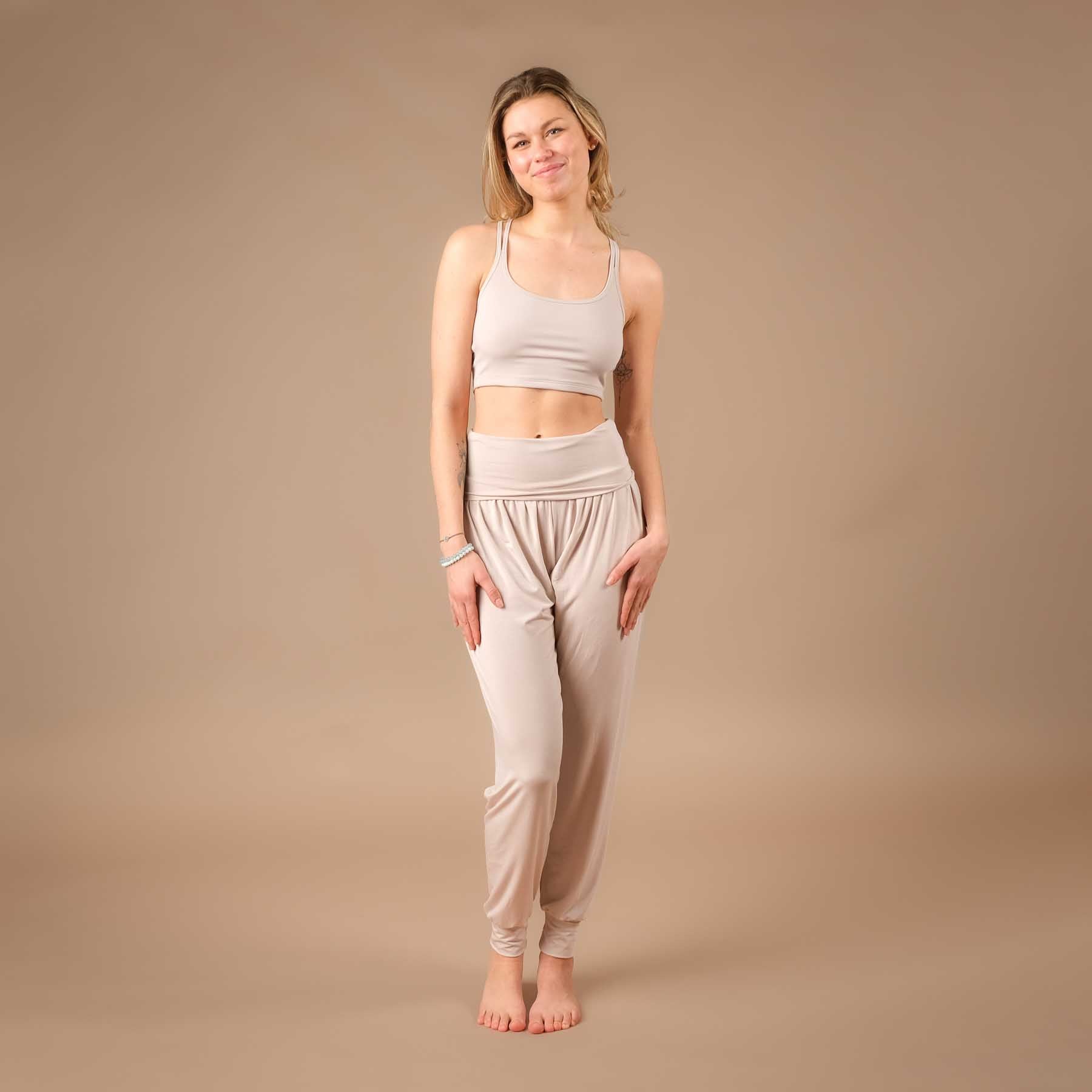 Crop top yoga sostenibile Joy con spalline incrociate sabbia