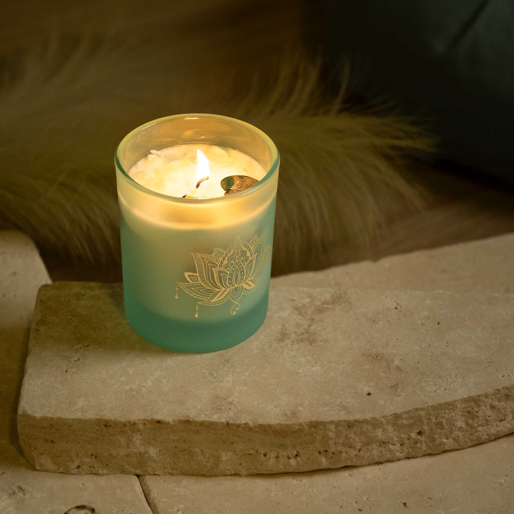 Candela profumata Rose & Magnolia con gemme di turchese