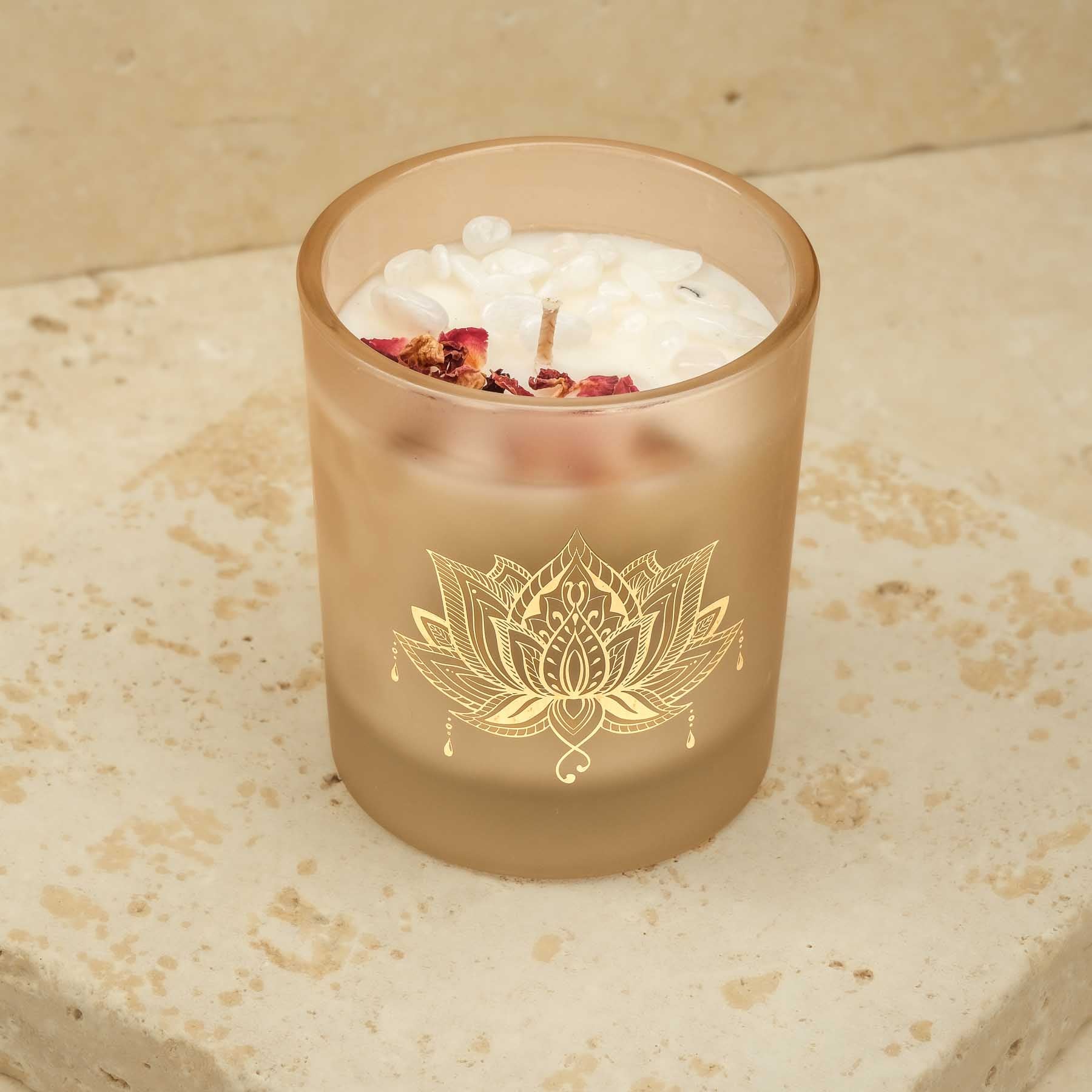 Candela profumata al sandalo con gemme e fiori in cera di soia, vegana, color sabbia