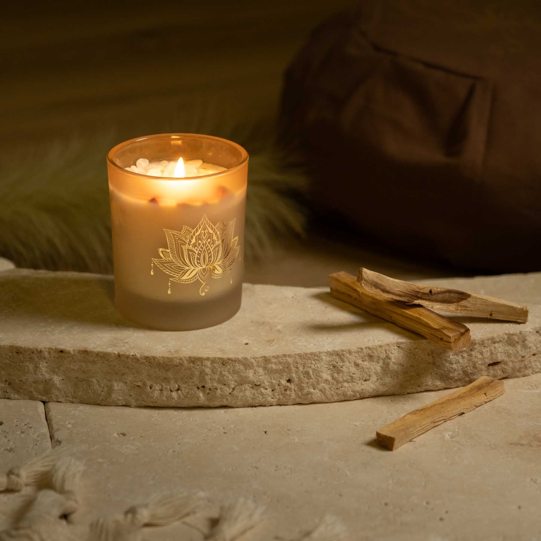 Candela profumata al sandalo con gemme e fiori in cera di soia, vegana, color sabbia