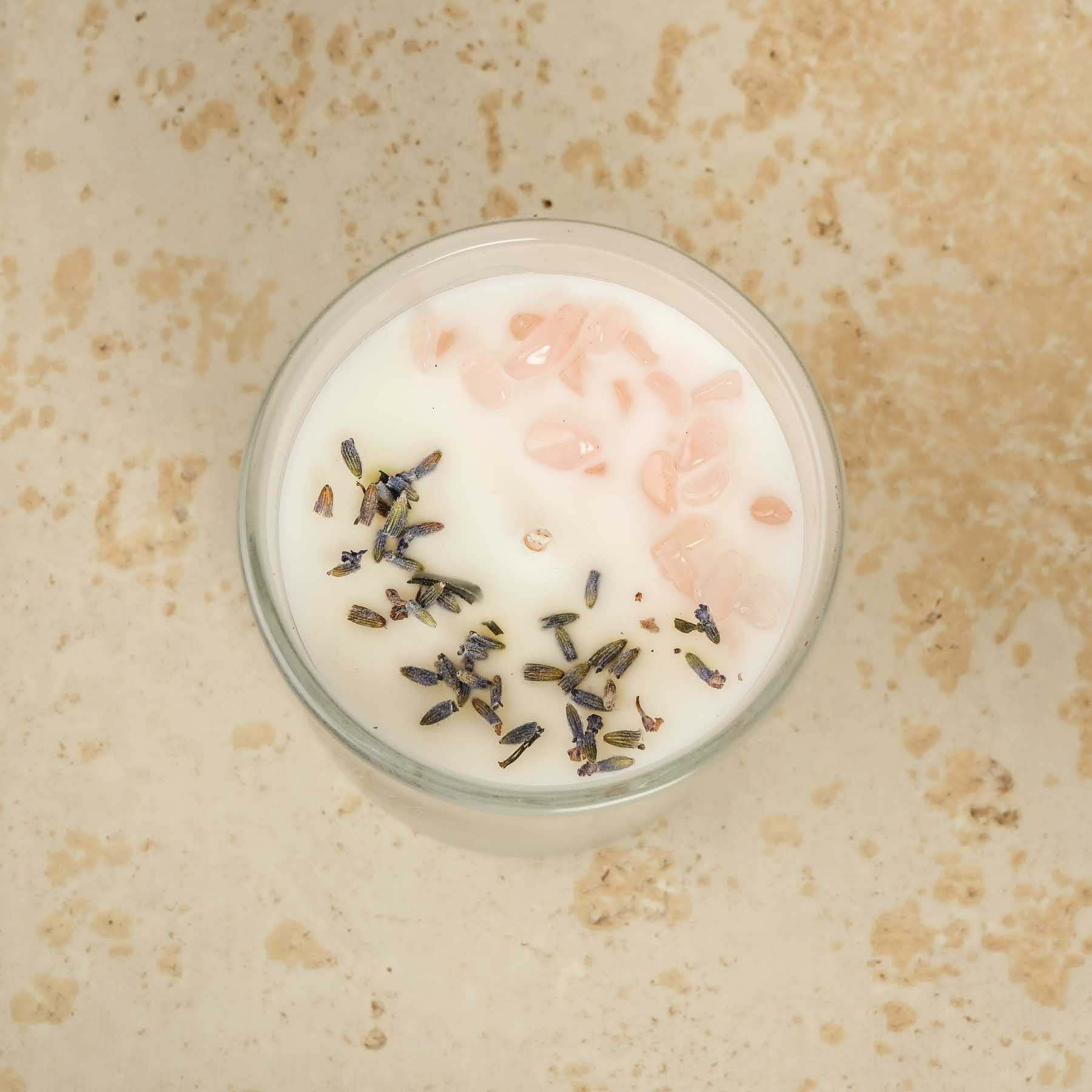 Candela profumata alla vaniglia e alla lavanda con gemme bianche