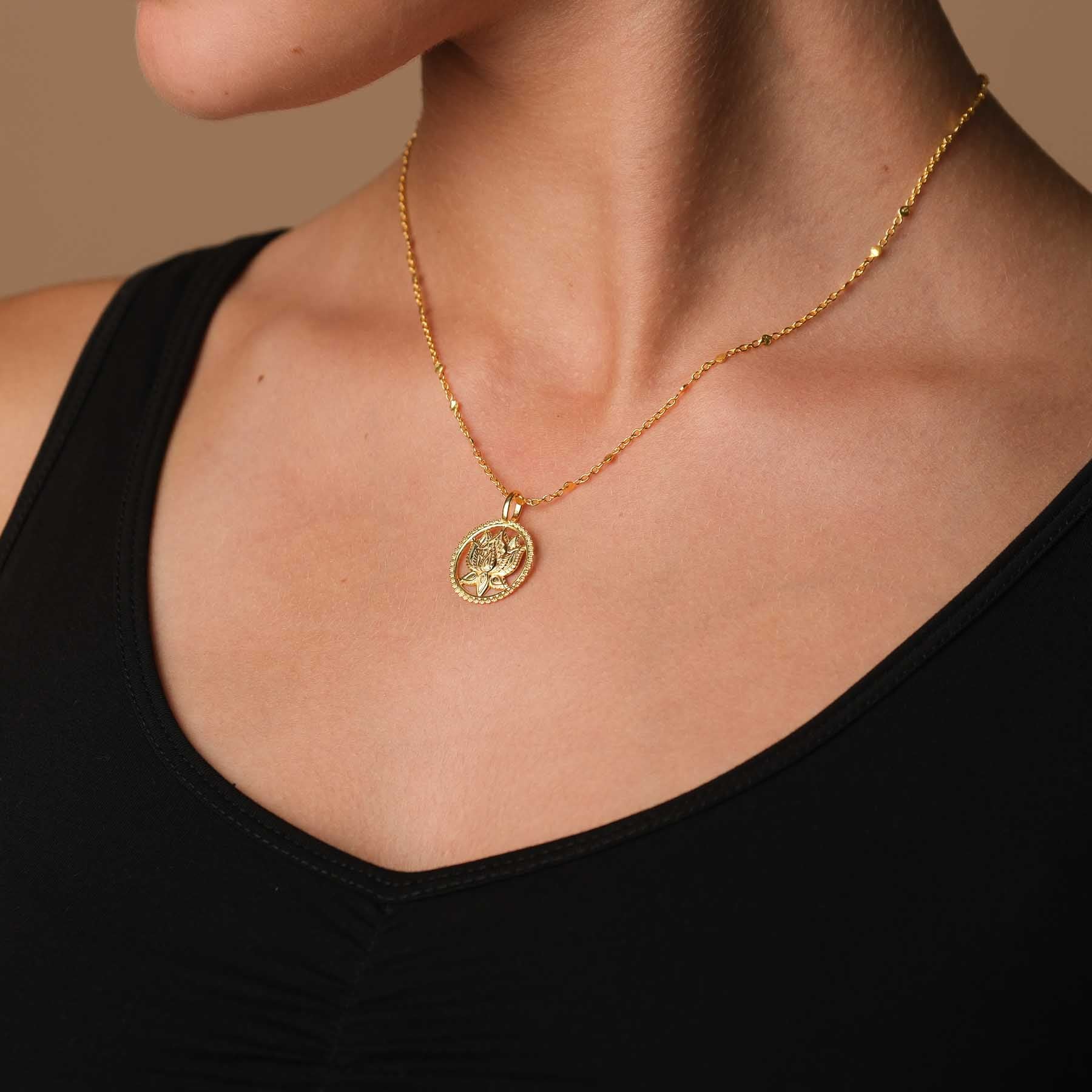 Collana con ciondolo a forma di loto, oro