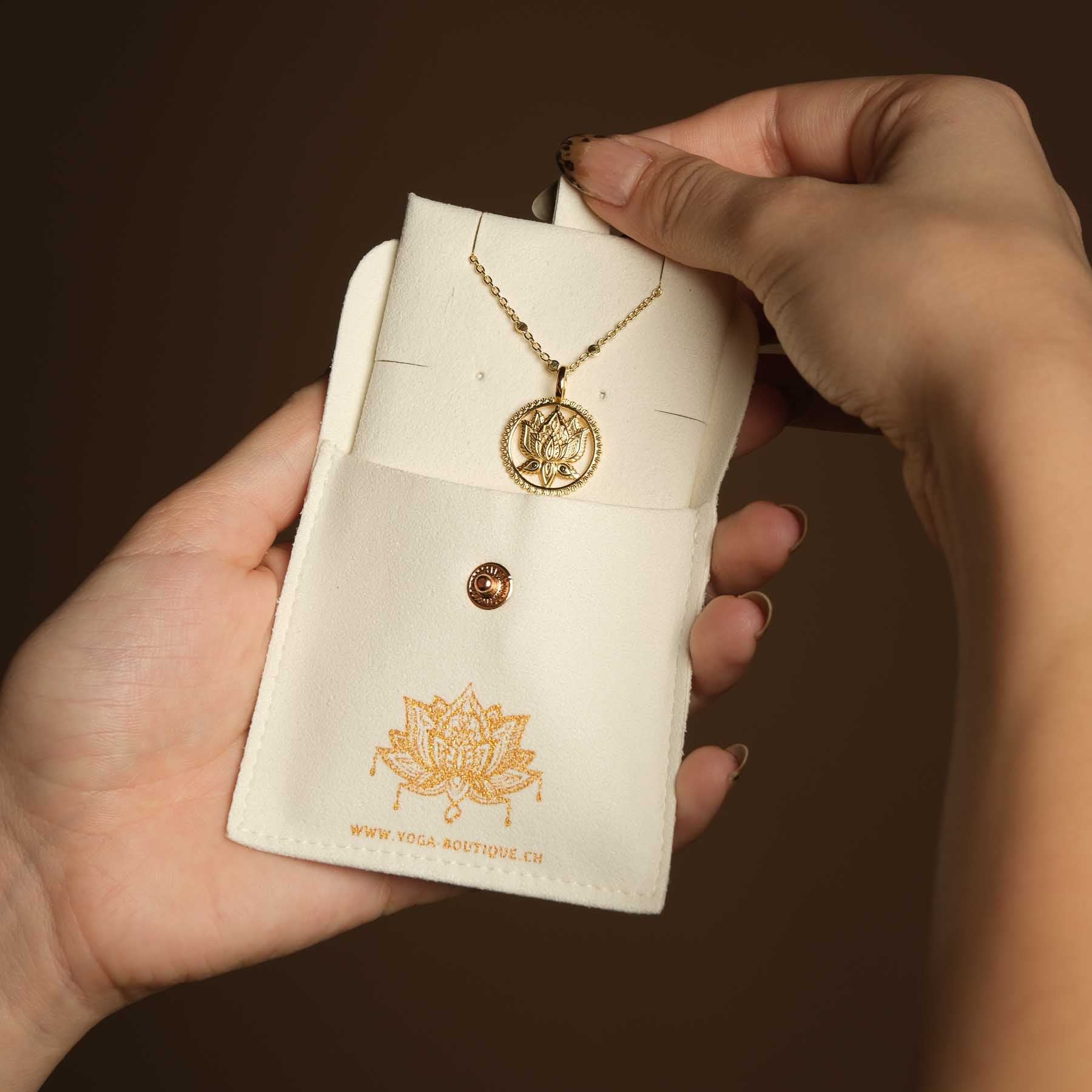Collana con ciondolo a forma di loto, oro