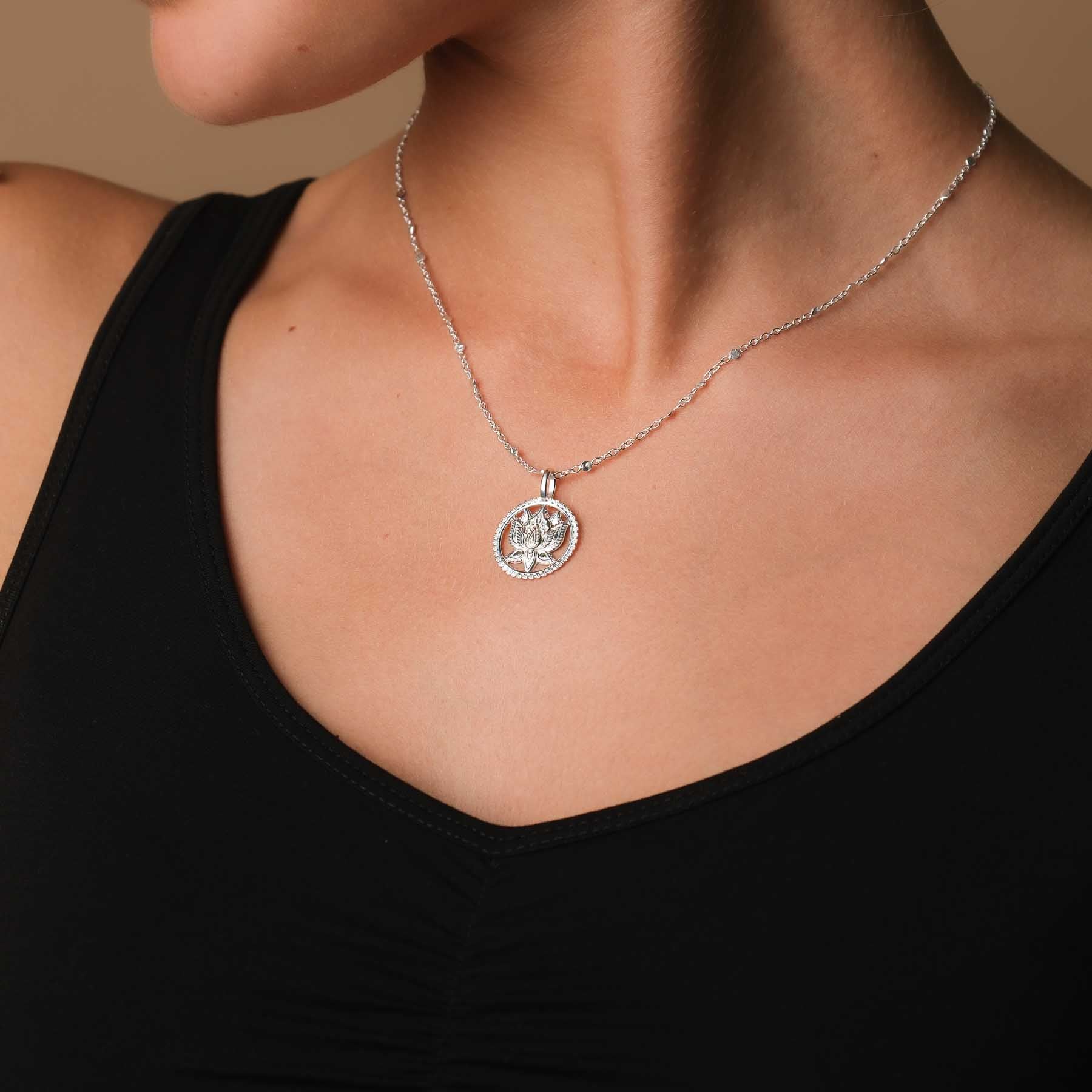 Collana con ciondolo a forma di loto, argento