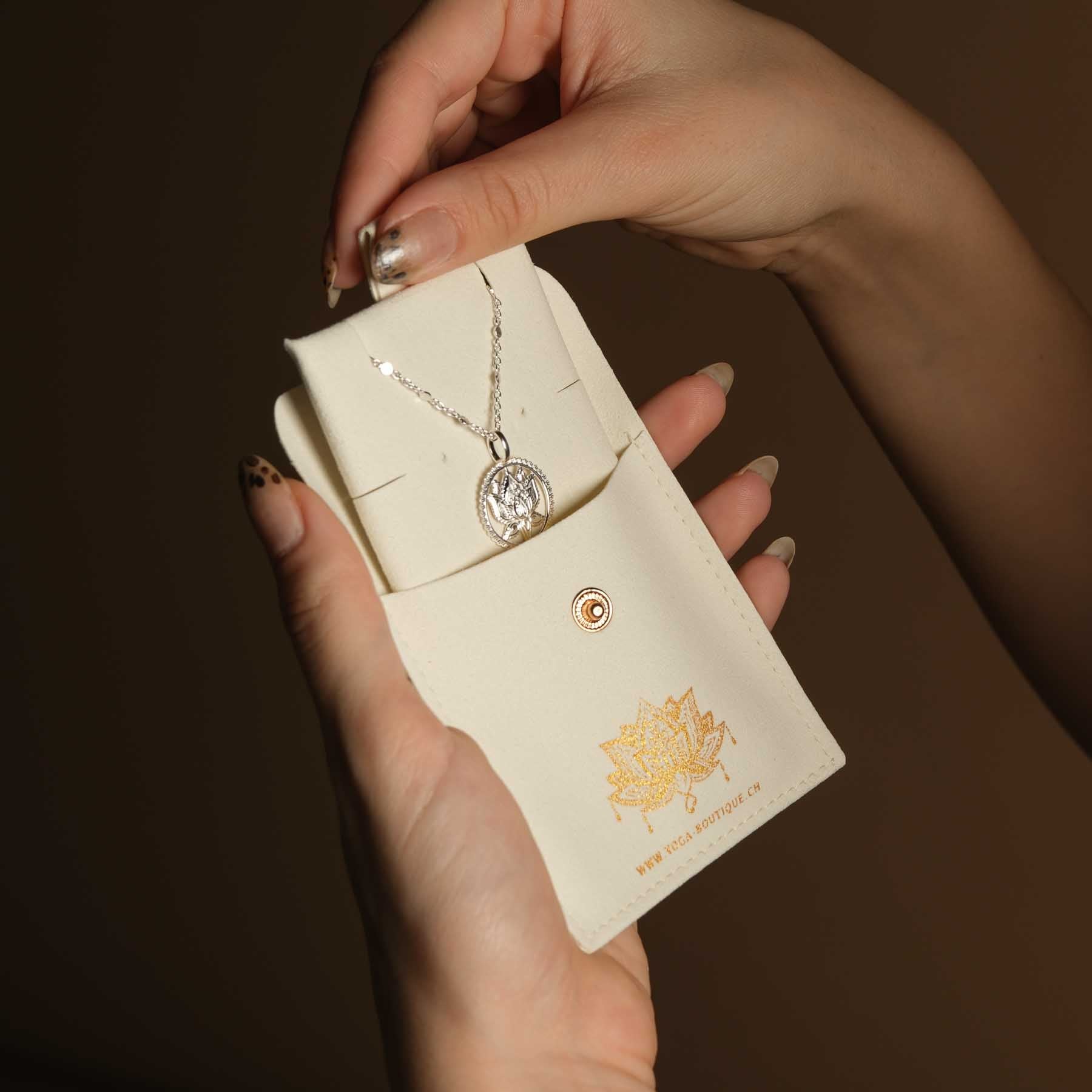 Collana con ciondolo a forma di loto, argento