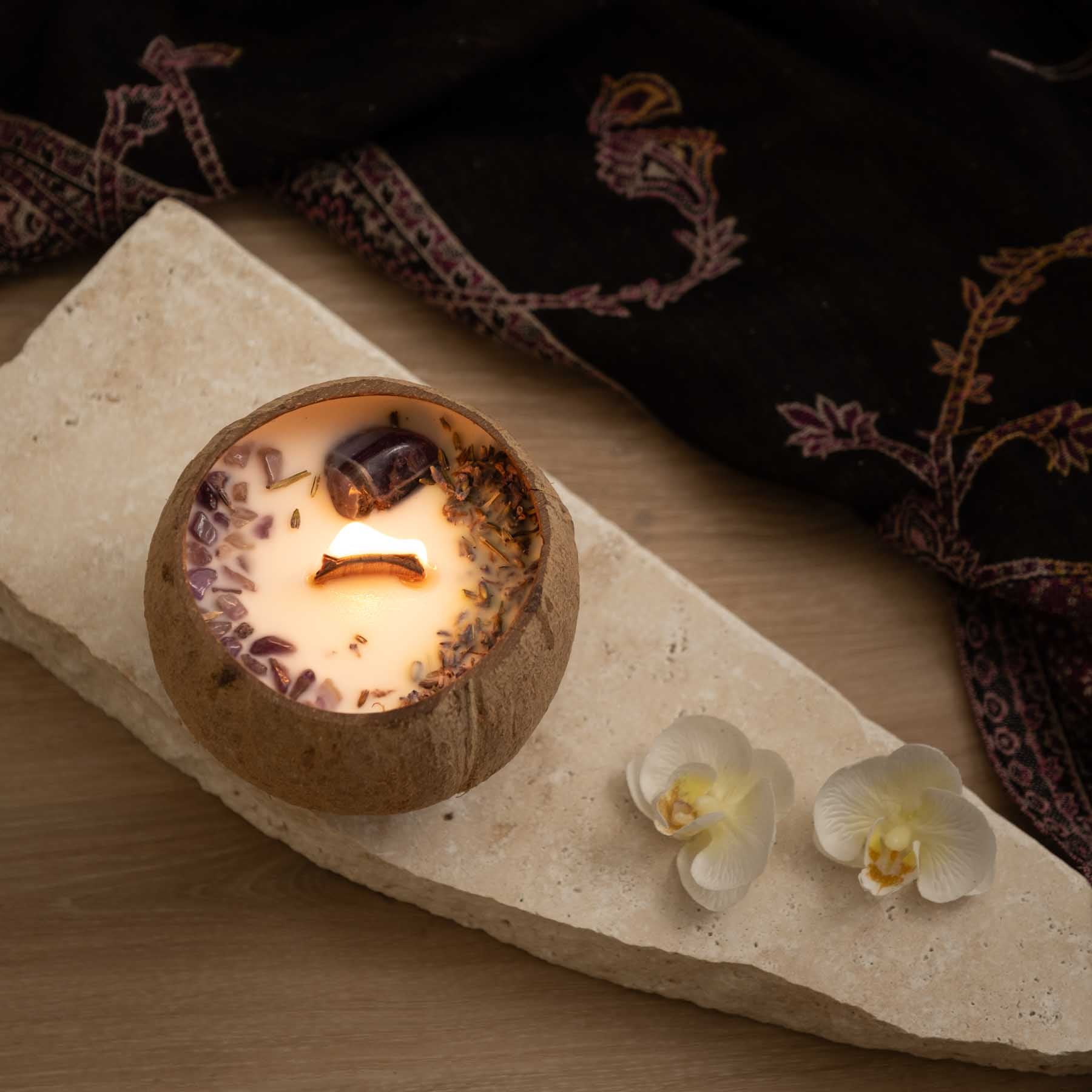 Candela profumata alle gemme di cocco rosa, ambra, muschio e ametista