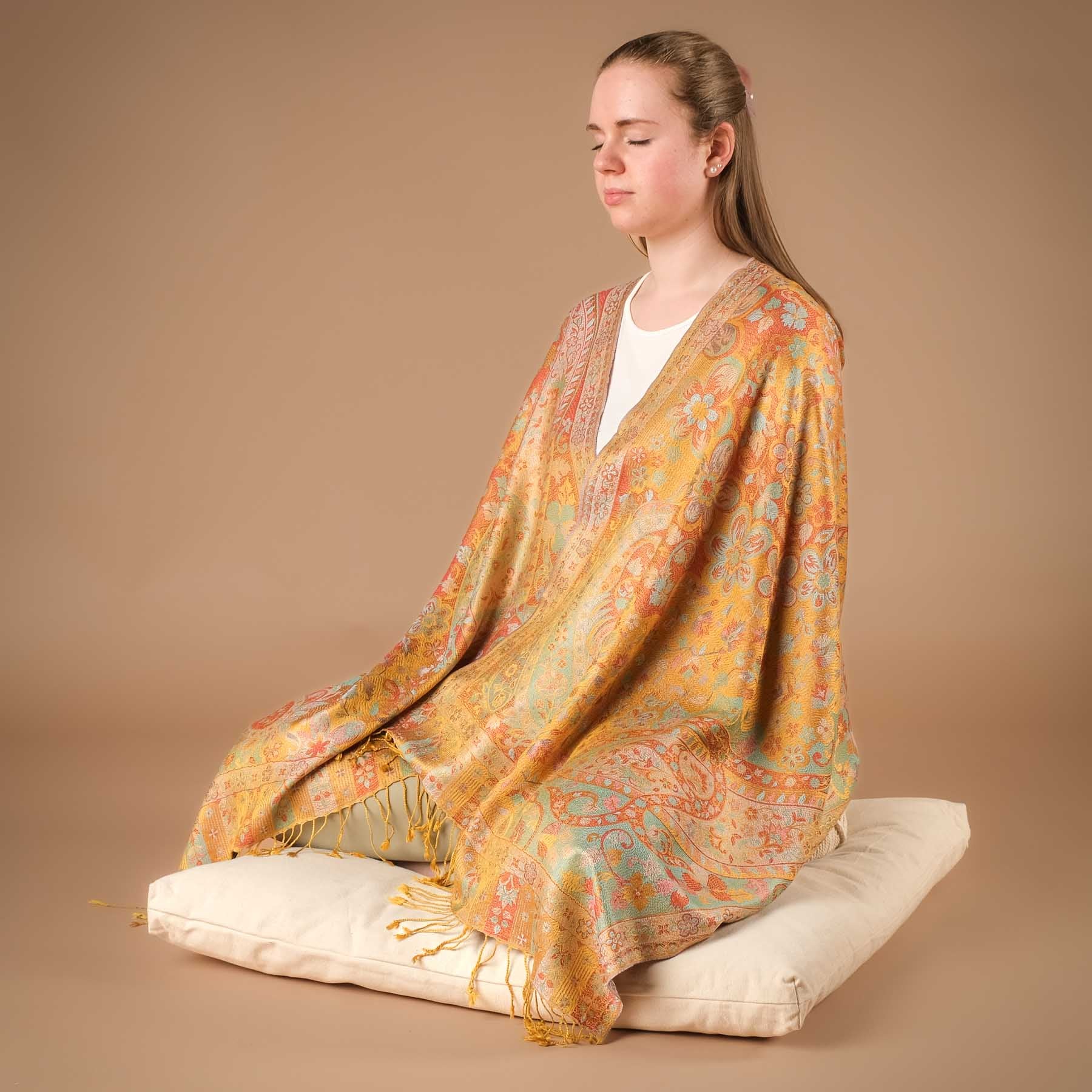Sciarpa scialle da meditazione in seta Happy Hour nei toni del giallo e del turchese