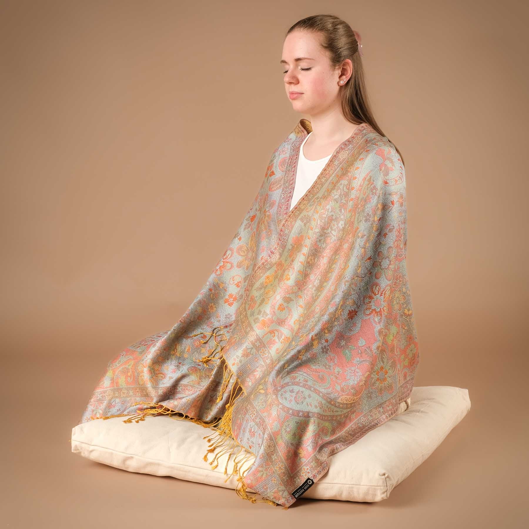 Sciarpa scialle da meditazione in seta Happy Hour nei toni del giallo e del turchese