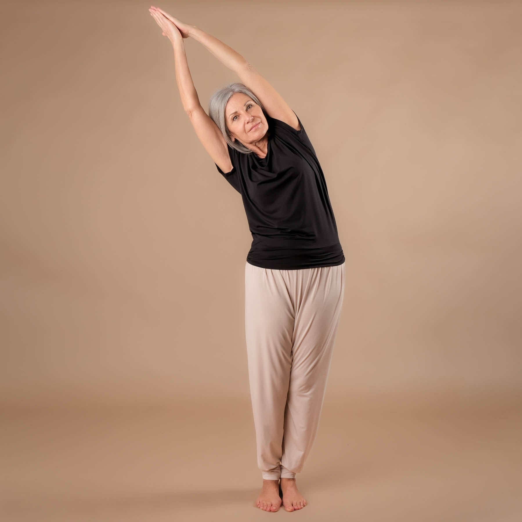 Camicia yoga a cascata nera, tessuto sostenibile, super confortevole, cucita in Svizzera
