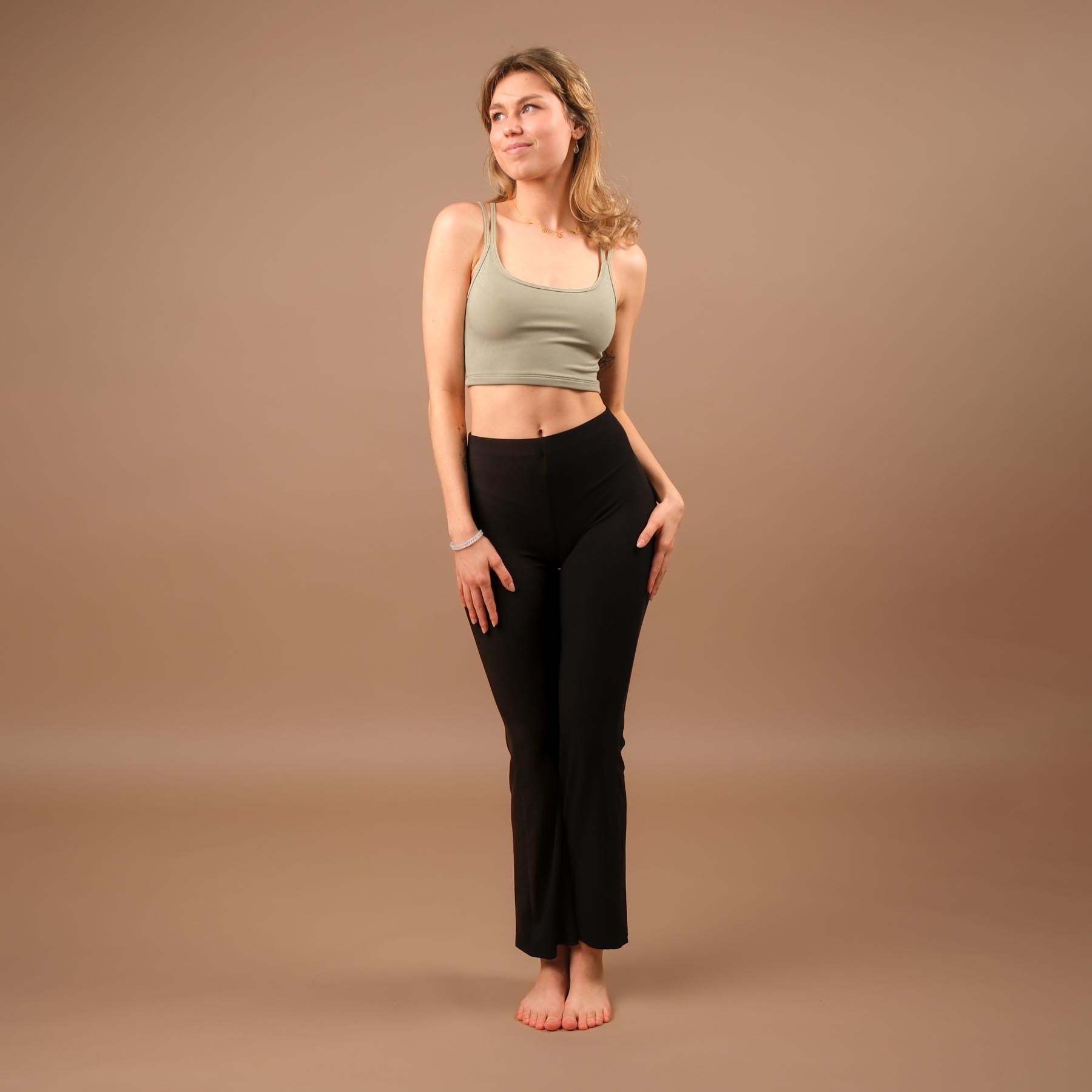 Crop Top Joy da yoga sostenibile con spalline incrociate verde giada