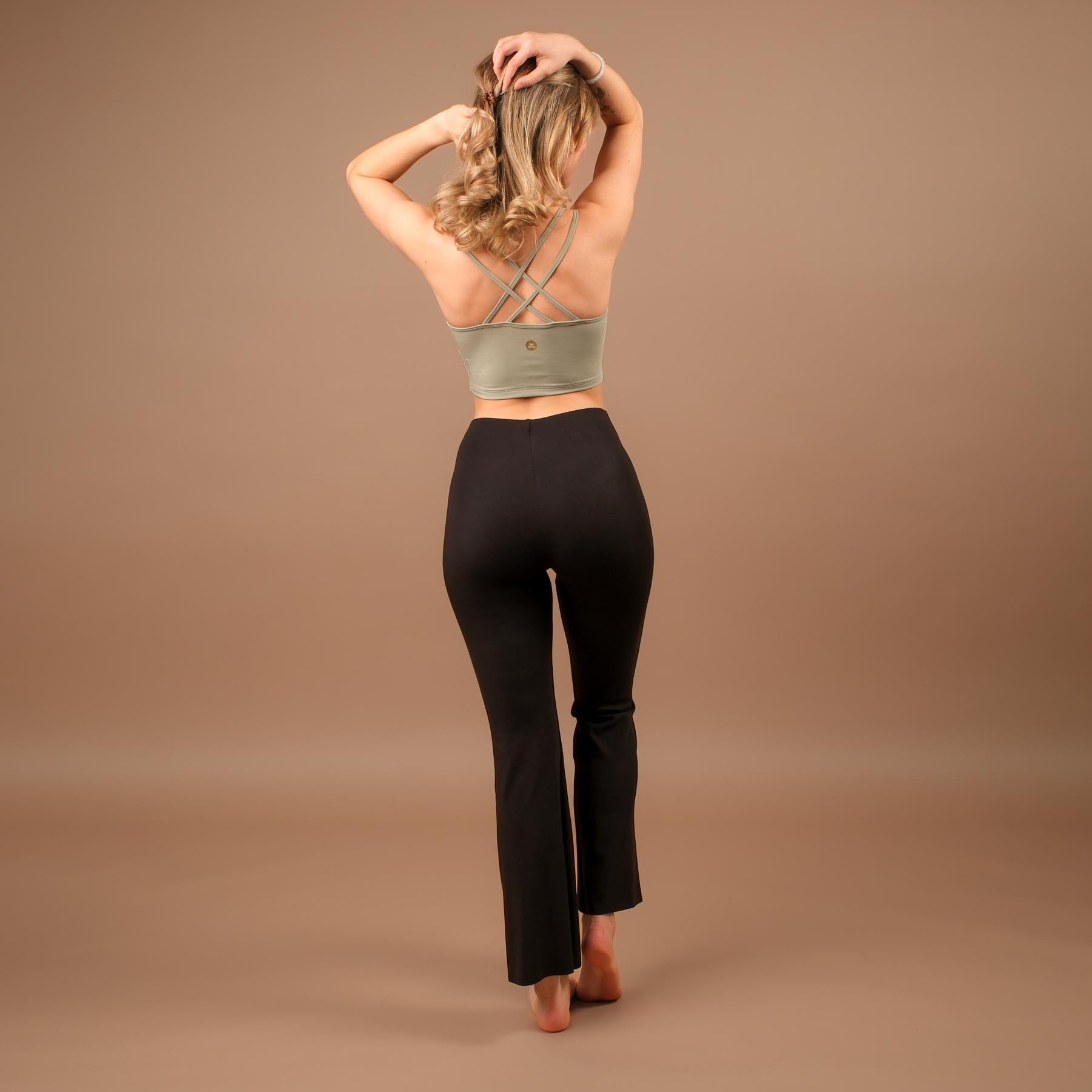 Crop Top Joy da yoga sostenibile con spalline incrociate verde giada
