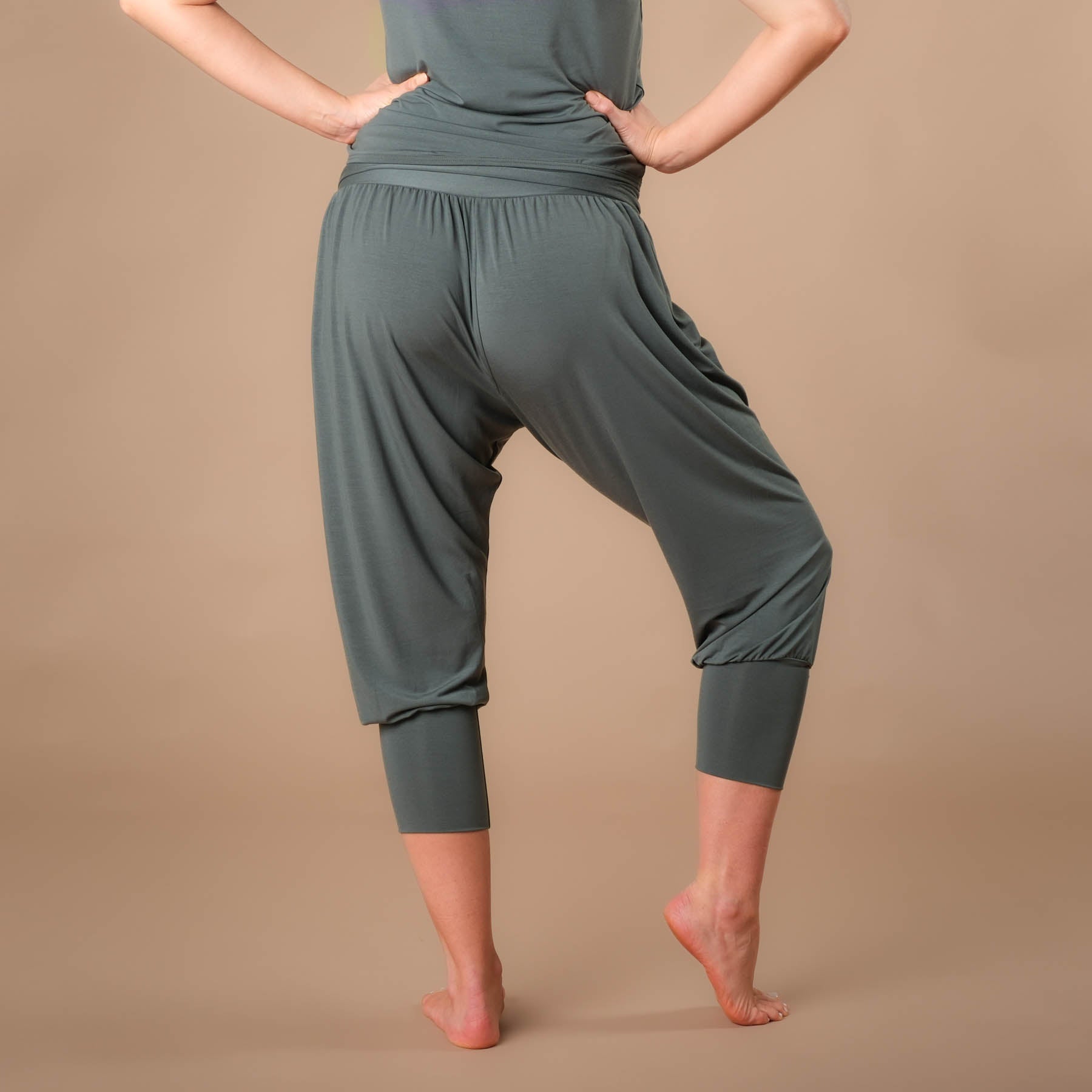 Pantaloni da yoga larghi sostenibili harem pants 3/4 Taj Mahal made in Switzerland, smeraldo