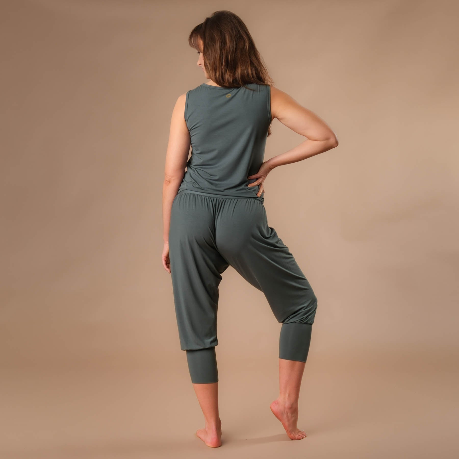 Pantaloni da yoga larghi sostenibili harem pants 3/4 Taj Mahal made in Switzerland, smeraldo