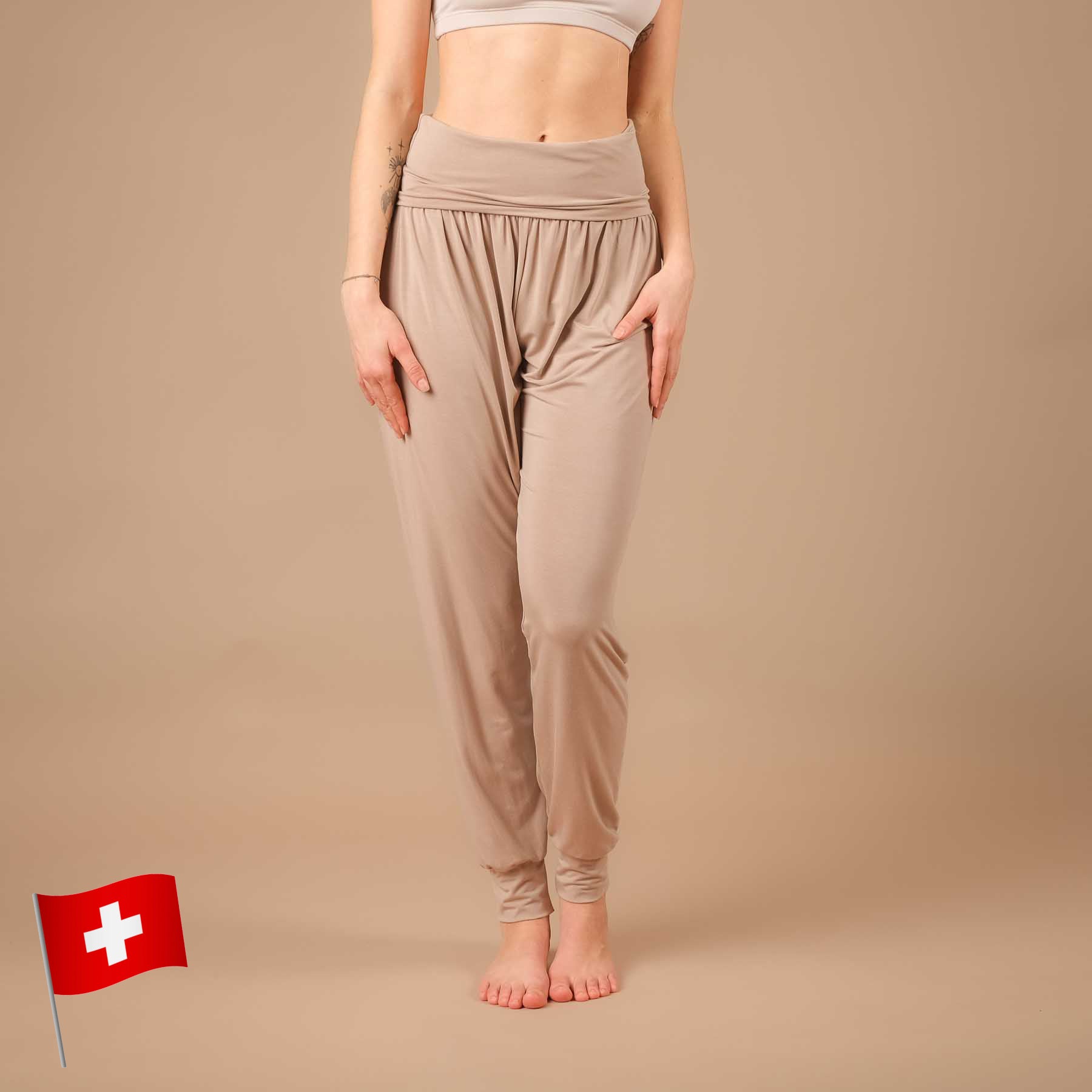 Pantaloni da yoga larghi Taj Mahal lunghi sostenibili made in Switzerland taupe
