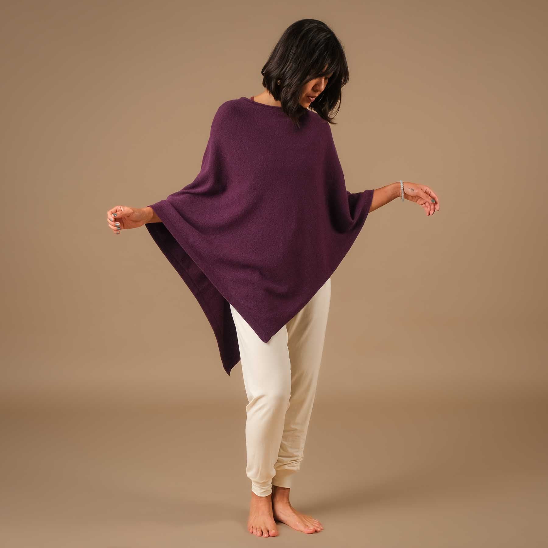 Poncho in cashmere sostenibile melanzana