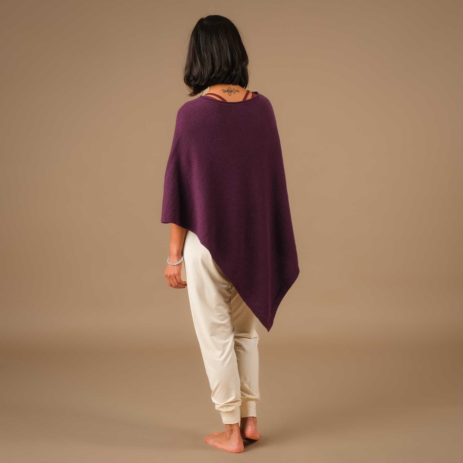 Poncho in cashmere sostenibile melanzana