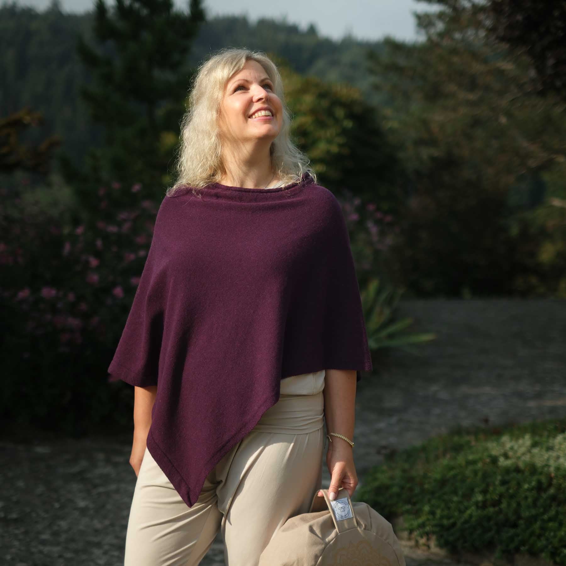 Poncho in cashmere sostenibile melanzana