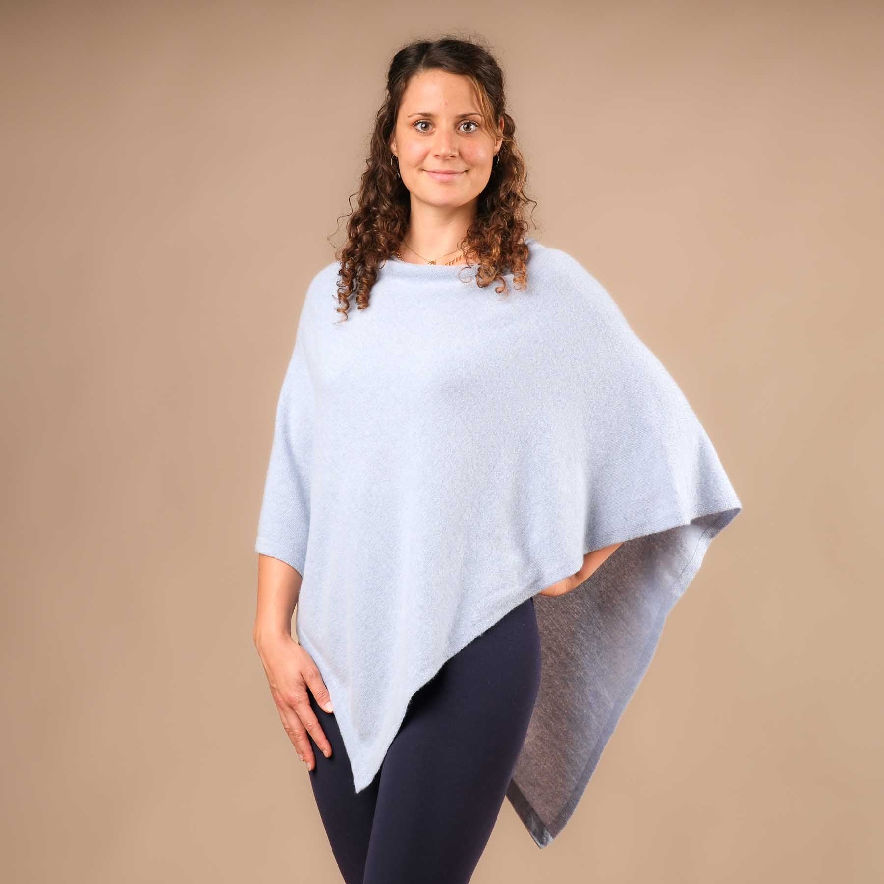 Poncho in cashmere sostenibile azzurro