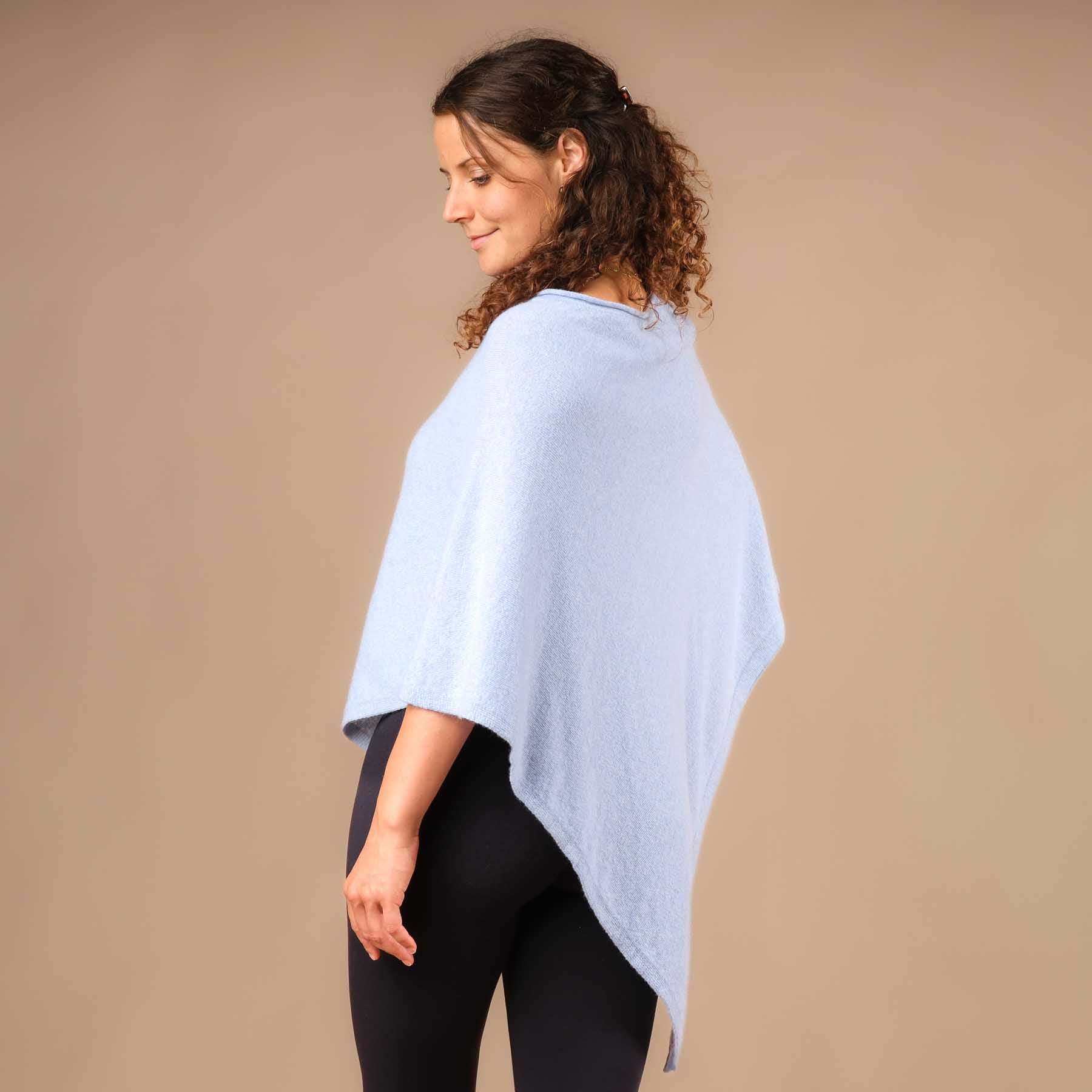 Poncho in cashmere sostenibile azzurro