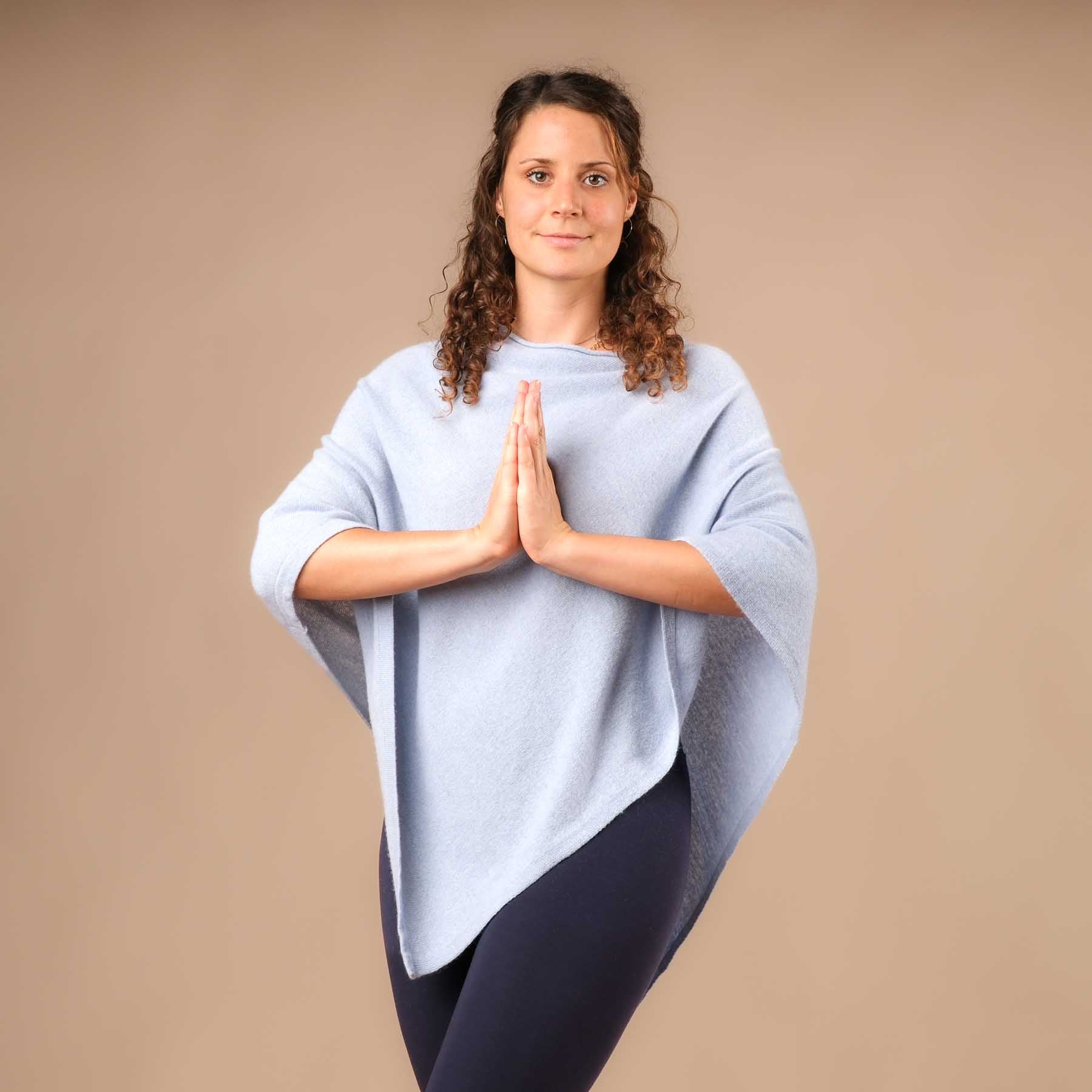 Poncho in cashmere sostenibile azzurro