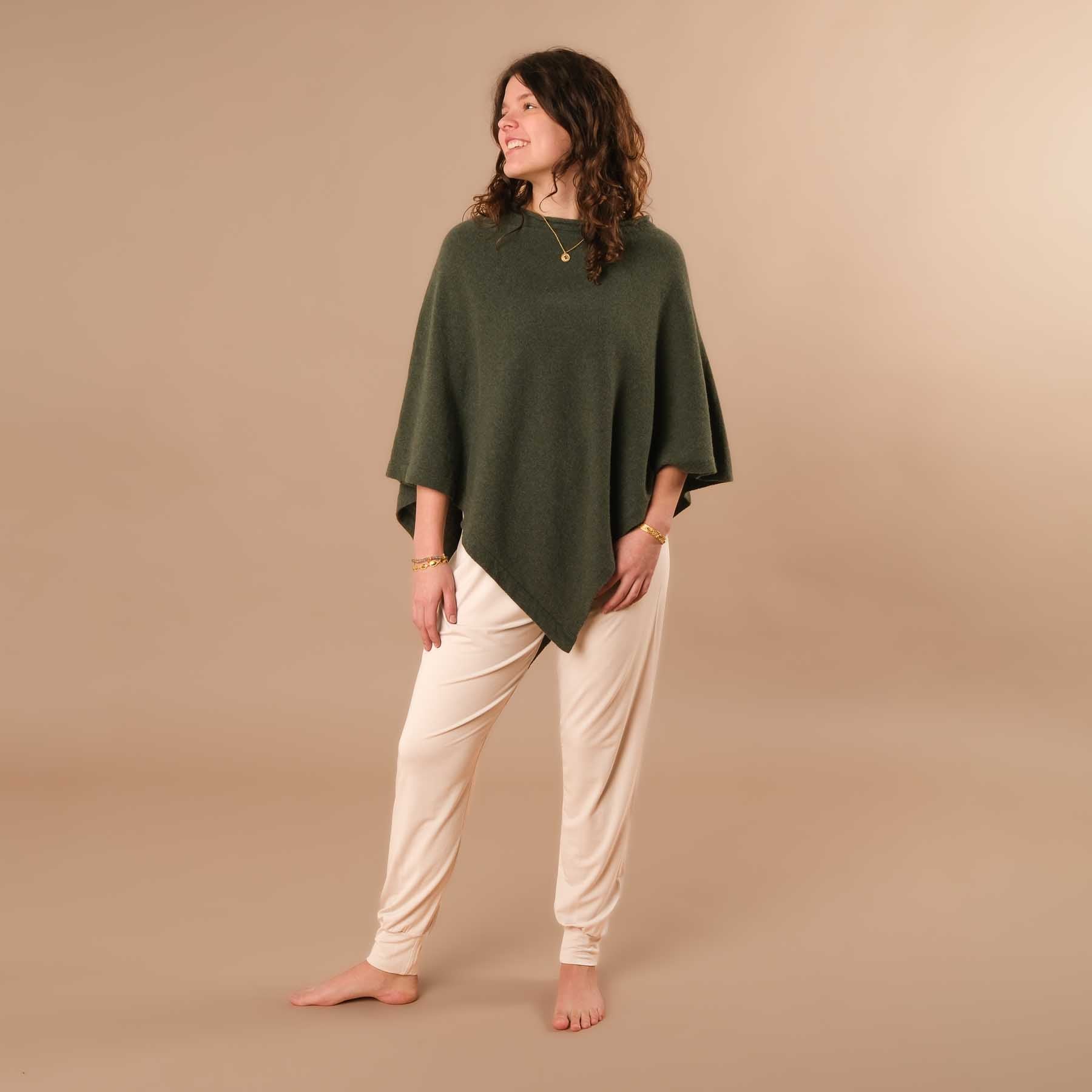 Poncho sostenibile in cashmere color oliva
