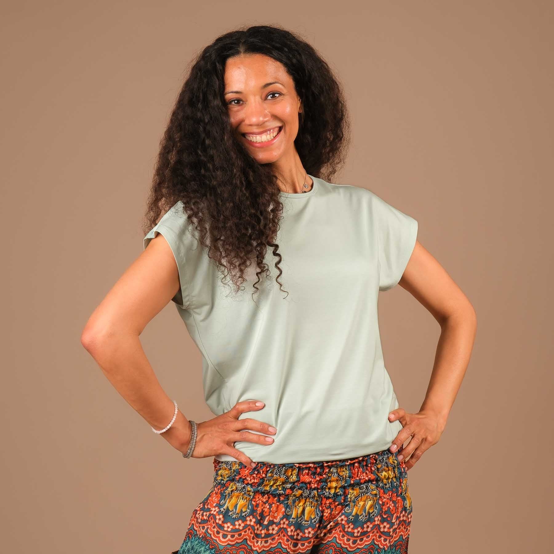 Camicia da yoga Comoda manica corta realizzata in modo sostenibile in Svizzera menta