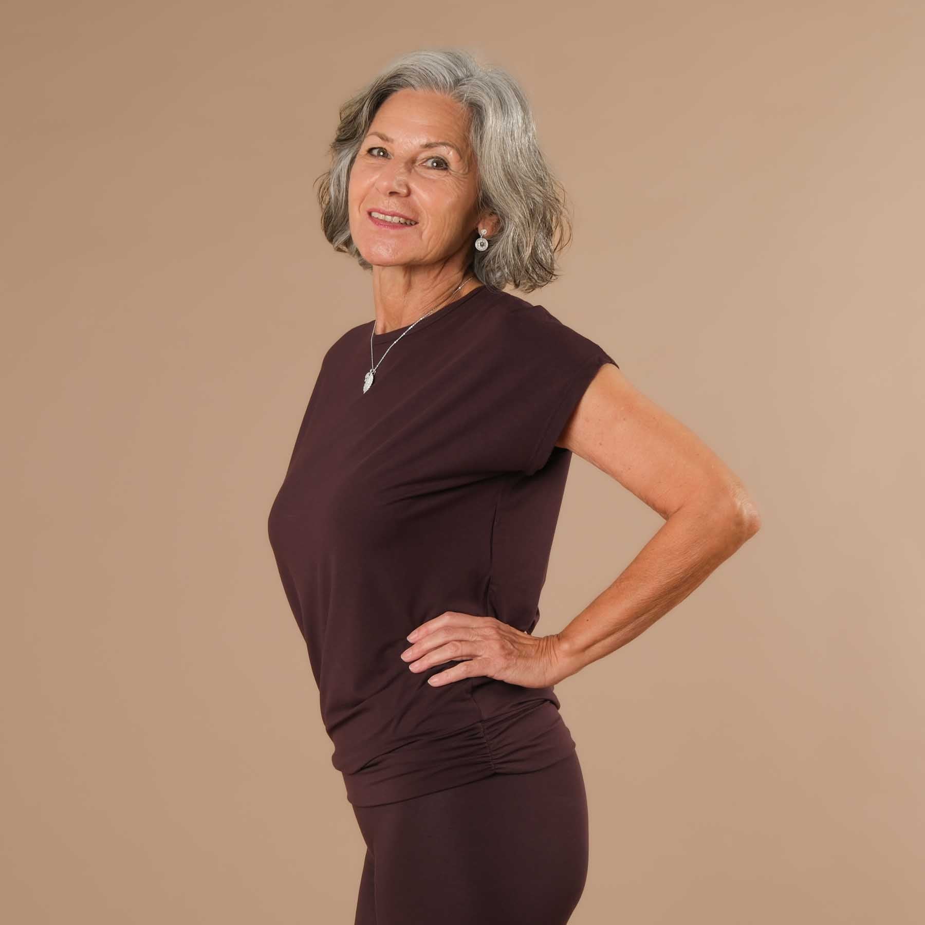 Camicia da yoga Comfy a maniche corte prodotta in Svizzera in modo sostenibile melanzana