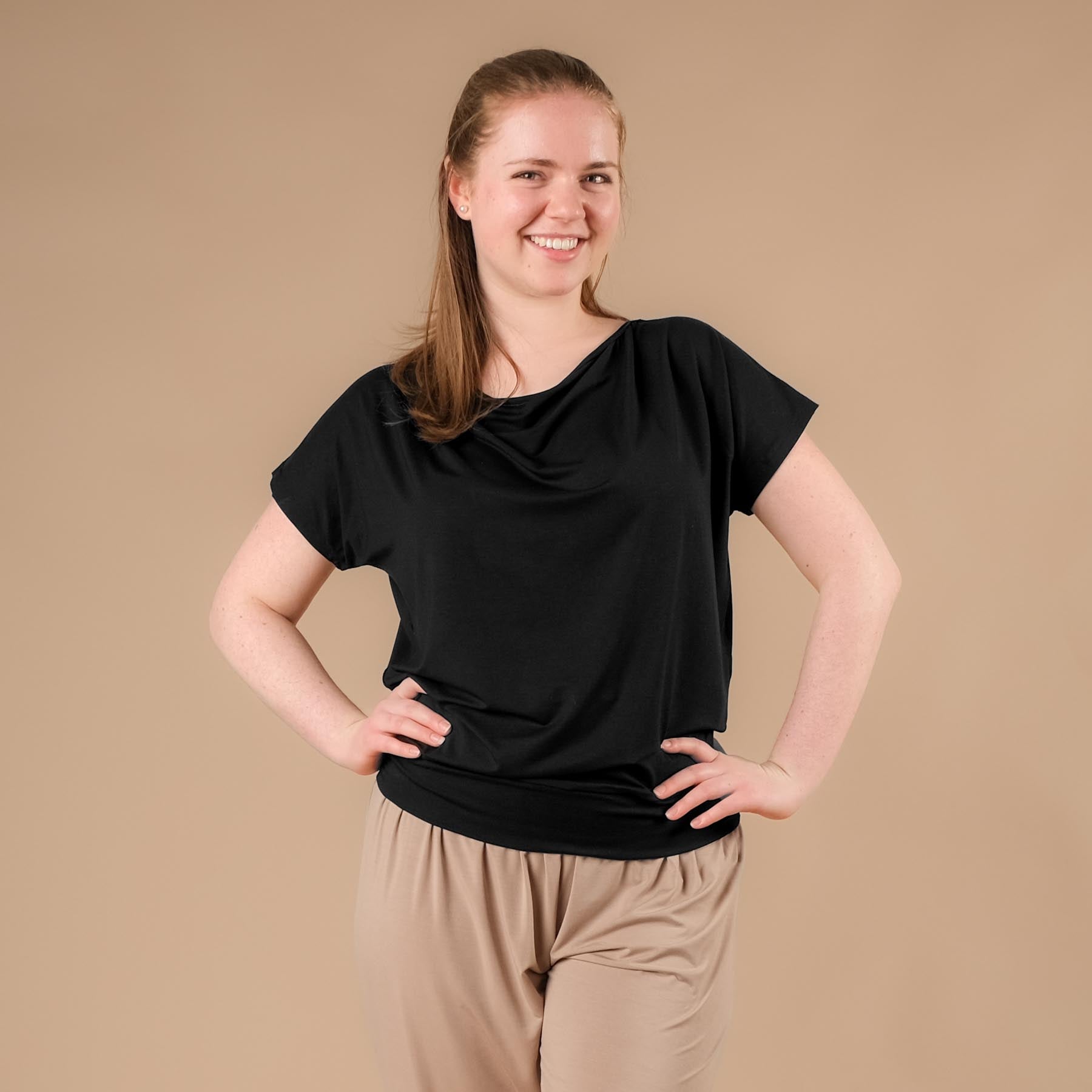 Camicia yoga a cascata nera, tessuto sostenibile, super confortevole, cucita in Svizzera