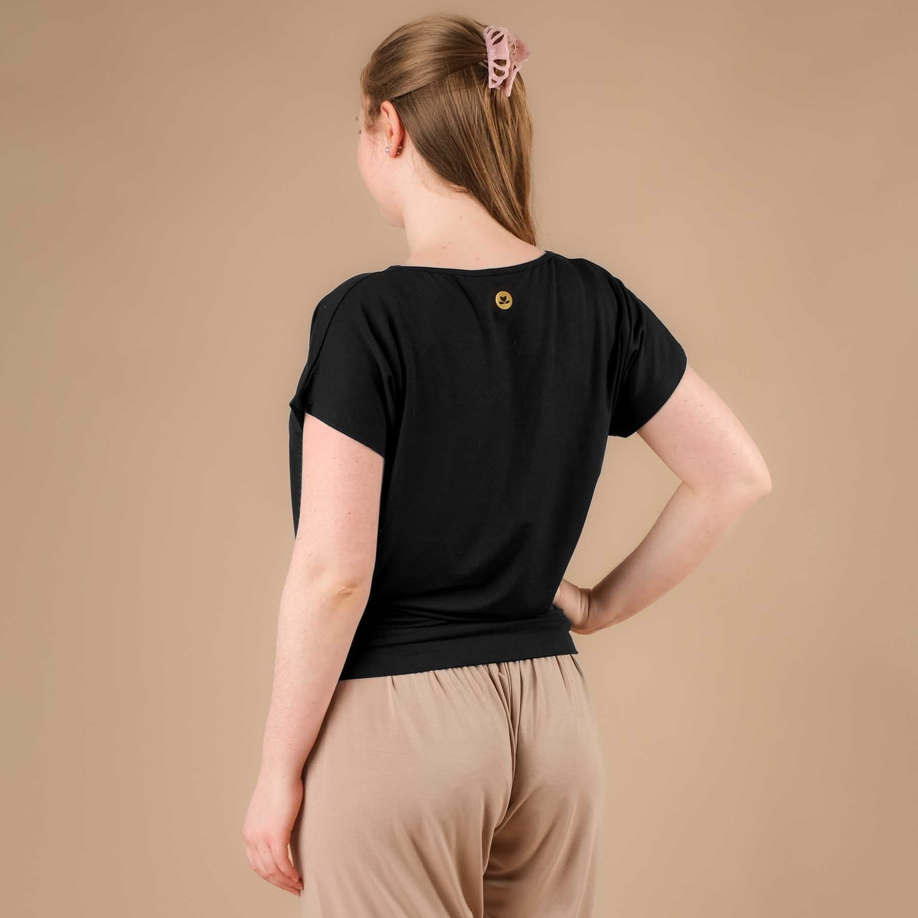 Camicia yoga a cascata nera, tessuto sostenibile, super confortevole, cucita in Svizzera