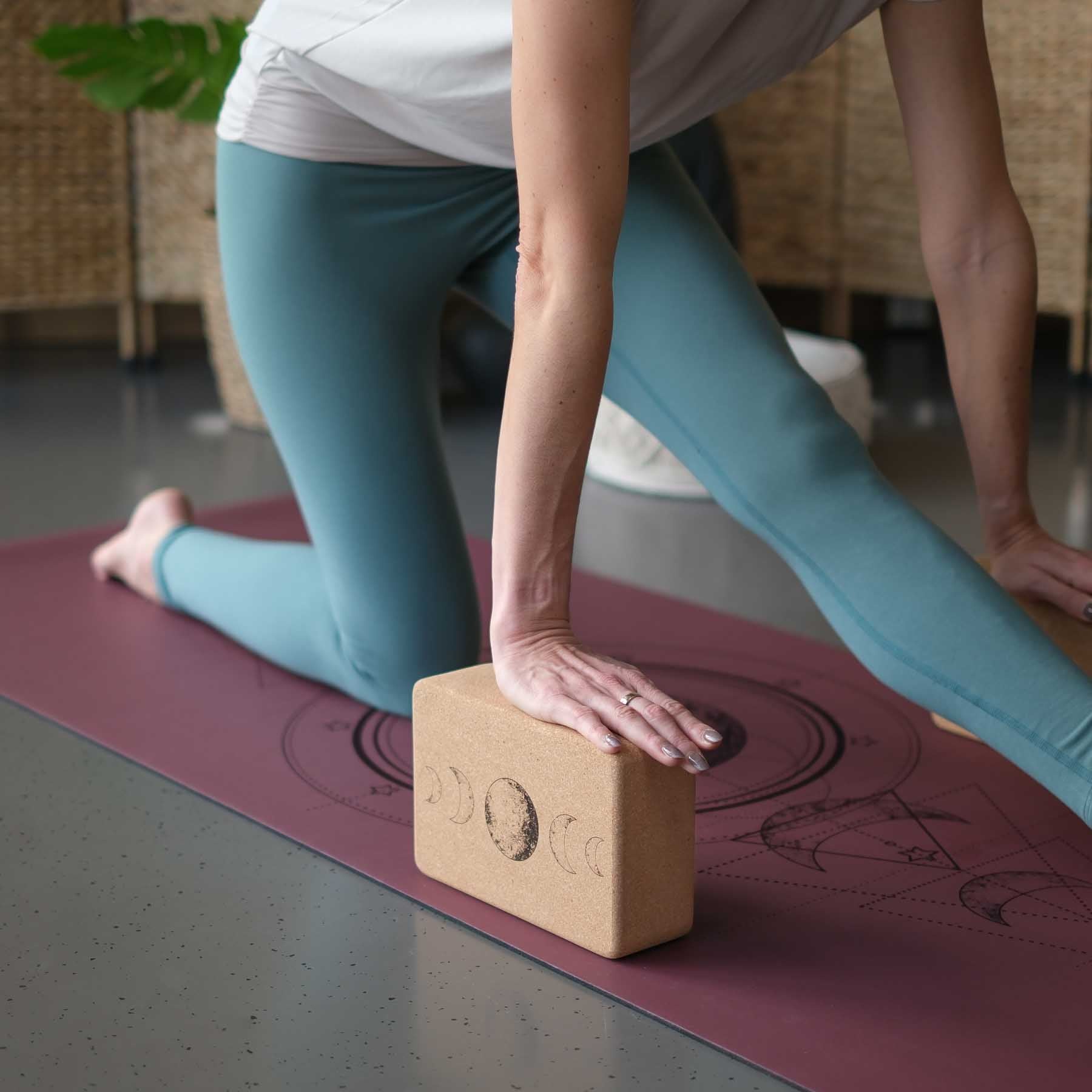 Blocco yoga in sughero sostenibile Celeste con disegno della luna