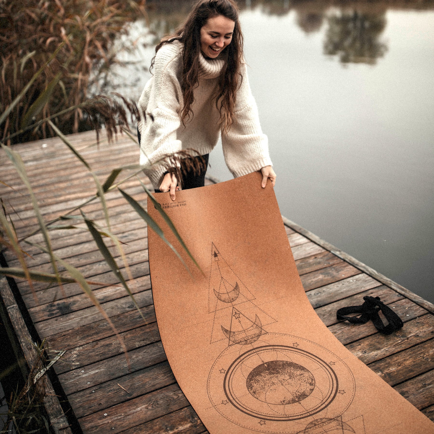 Prodotti unici per lo yoga che ti rendono felice! Scopriteli ora nello Swiss Yoga Shop! Tappetini da yoga sostenibili in sughero, gomma naturale, TPE, lana vergine e cotone. Accessori per lo yoga: cinghie per lo yoga, blocchi per lo yoga in sughero, coperte per lo yoga e borse per il tappetino per lo yoga.