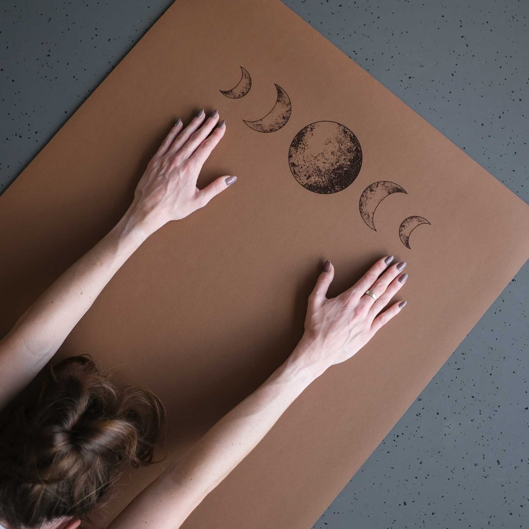 Tappetino da yoga SuperGrip molto antiscivolo in gomma naturale sostenibile nel colore caffè