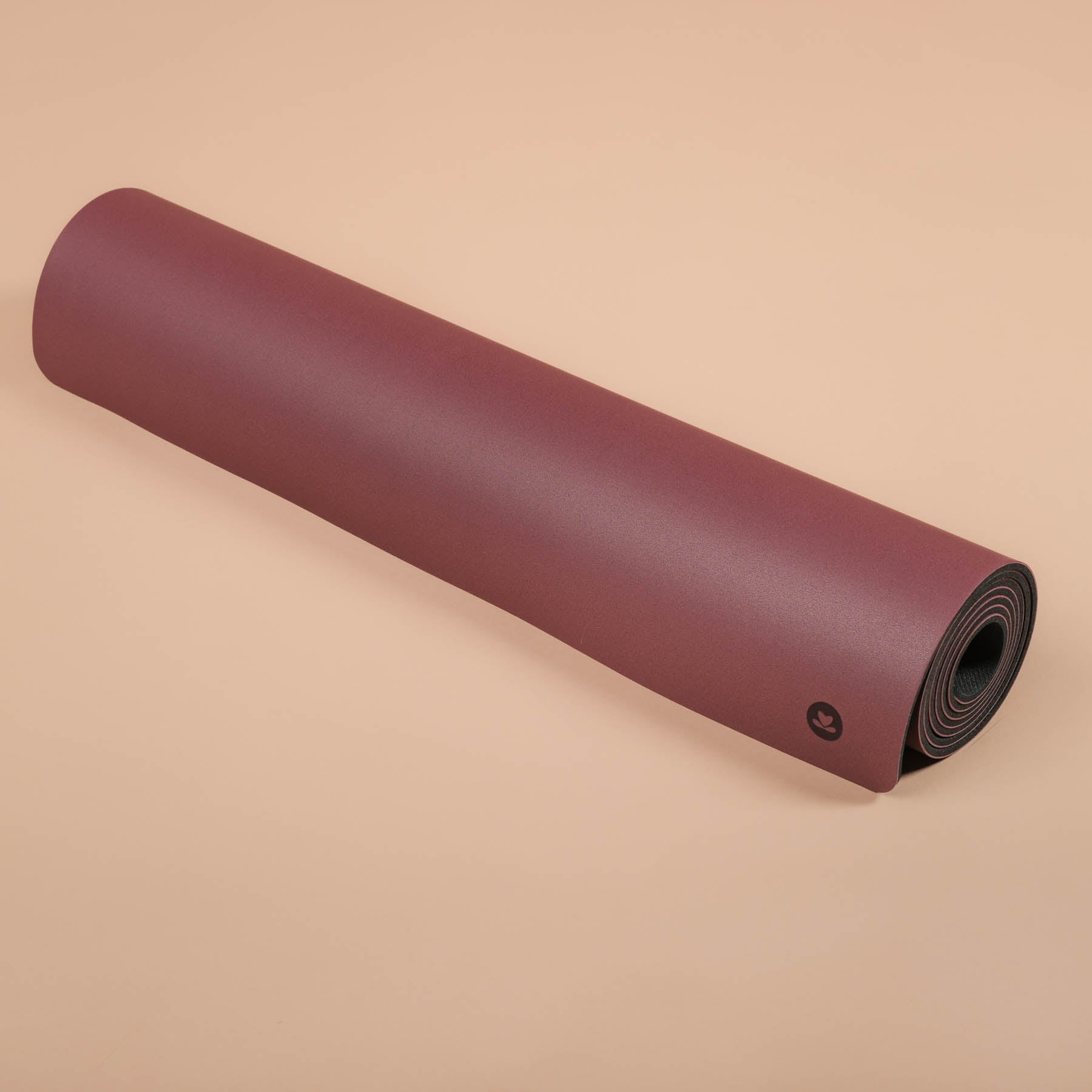 Tappetino da yoga SuperGrip molto antiscivolo in gomma naturale sostenibile di colore berry